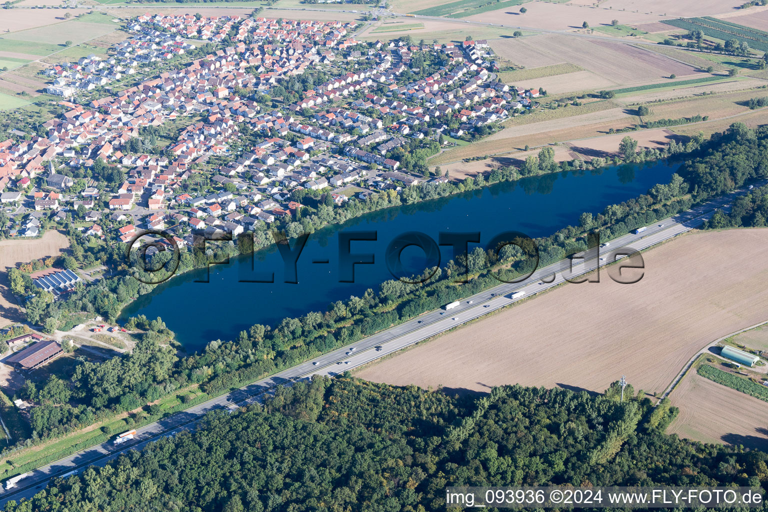 Vue aérienne de Lac de carrière Büchenau à le quartier Büchenau in Bruchsal dans le département Bade-Wurtemberg, Allemagne