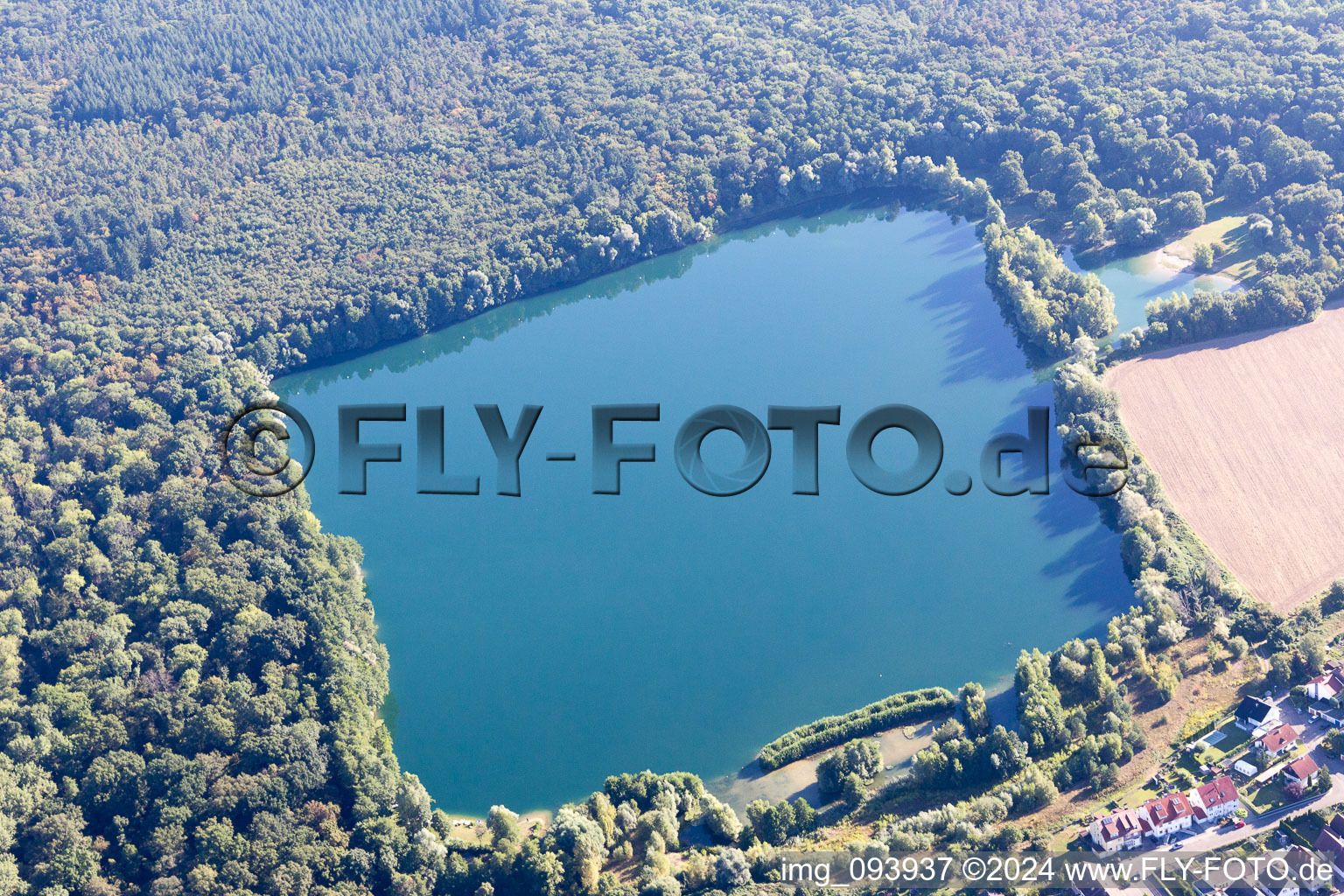 Vue aérienne de Lac de carrière Untergrombach à le quartier Untergrombach in Bruchsal dans le département Bade-Wurtemberg, Allemagne