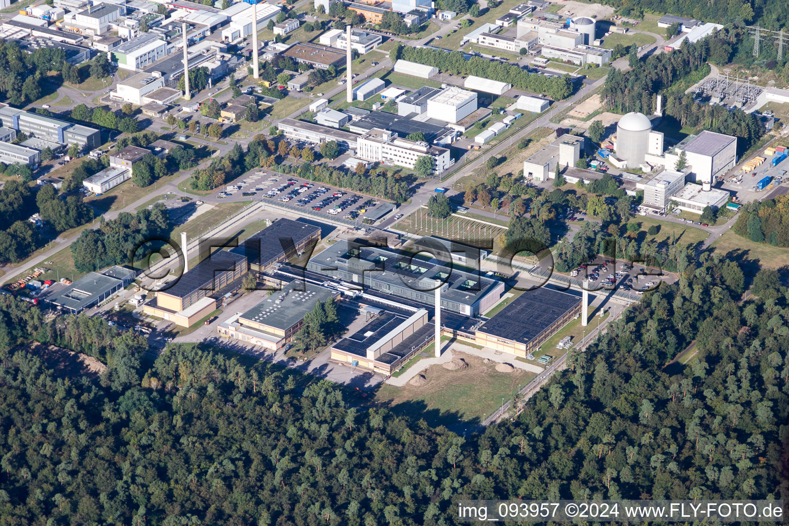 Photographie aérienne de Campus University KIT - Campus Nord (ancien Centre de Recherche Nucléaire de Karlsruhe) à le quartier Leopoldshafen in Eggenstein-Leopoldshafen dans le département Bade-Wurtemberg, Allemagne