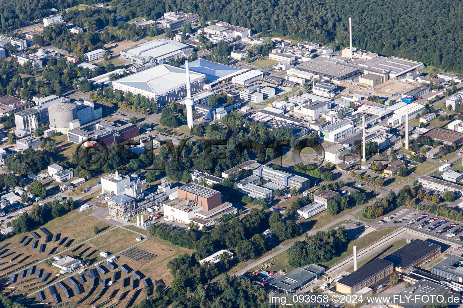 Vue oblique de Campus University KIT - Campus Nord (ancien Centre de Recherche Nucléaire de Karlsruhe) à le quartier Leopoldshafen in Eggenstein-Leopoldshafen dans le département Bade-Wurtemberg, Allemagne