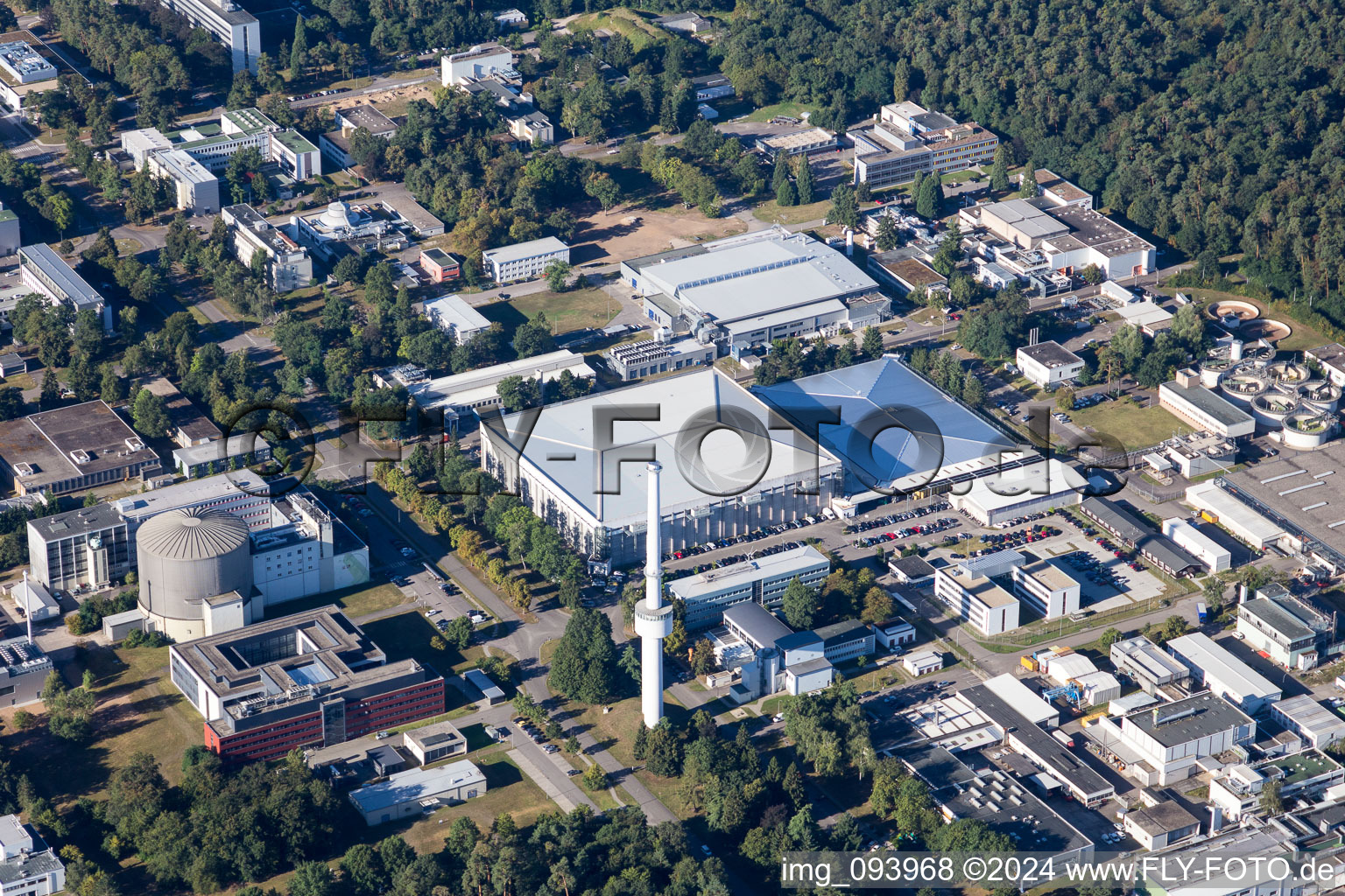 Campus University KIT - Campus Nord (ancien Centre de Recherche Nucléaire de Karlsruhe) à le quartier Leopoldshafen in Eggenstein-Leopoldshafen dans le département Bade-Wurtemberg, Allemagne hors des airs