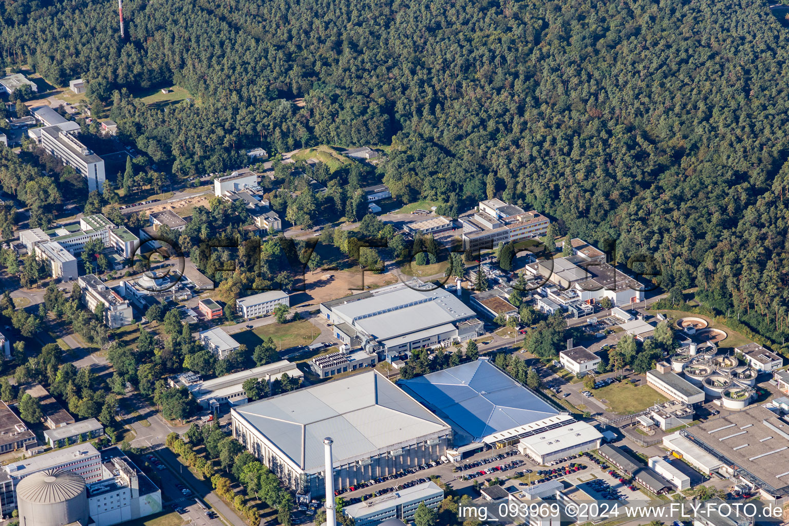 KIT Nord à le quartier Leopoldshafen in Eggenstein-Leopoldshafen dans le département Bade-Wurtemberg, Allemagne du point de vue du drone