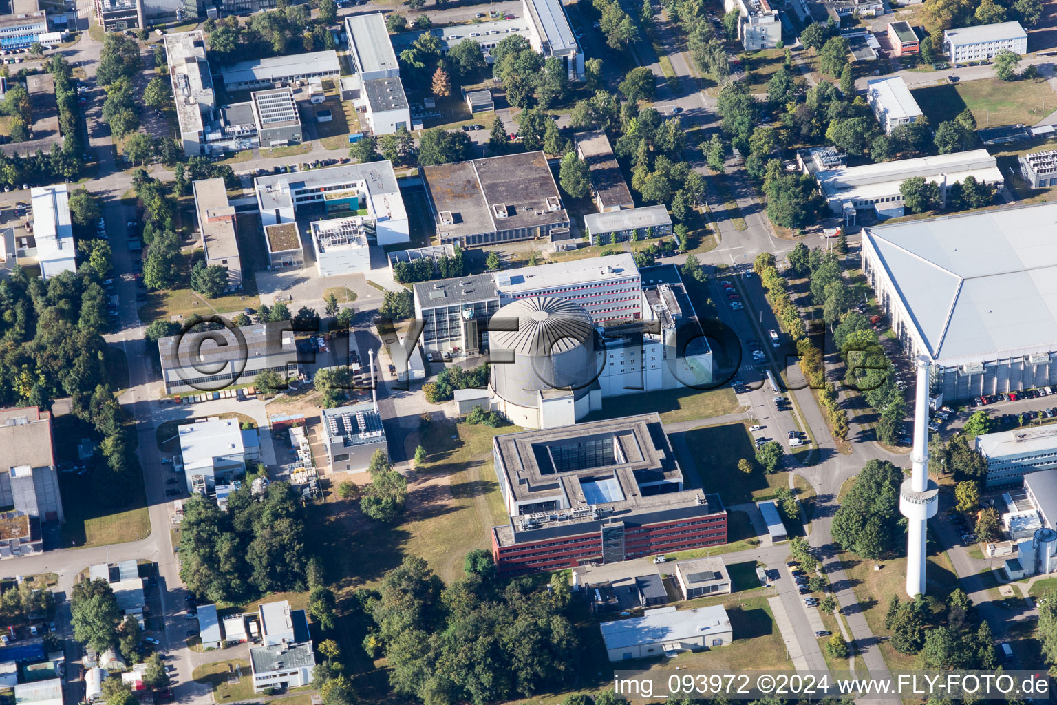 Campus University KIT - Campus Nord (ancien Centre de Recherche Nucléaire de Karlsruhe) à le quartier Leopoldshafen in Eggenstein-Leopoldshafen dans le département Bade-Wurtemberg, Allemagne vue d'en haut