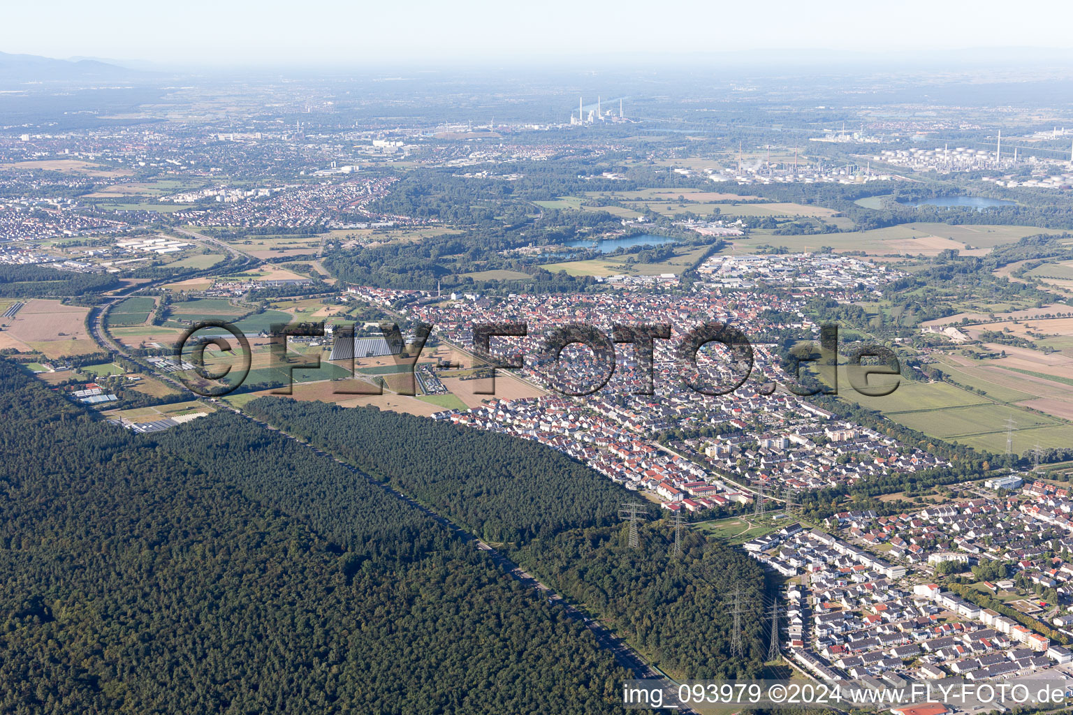 Quartier Leopoldshafen in Eggenstein-Leopoldshafen dans le département Bade-Wurtemberg, Allemagne du point de vue du drone