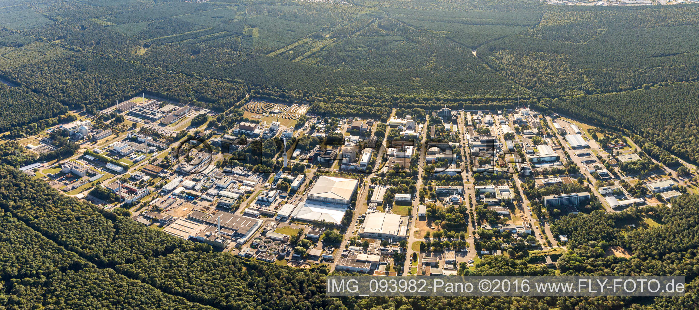 Vue aérienne de Perspective panoramique Campus University KIT - Campus Nord (ancien centre de recherche nucléaire de Karlsruhe) dans le Haardtwald à le quartier Leopoldshafen in Eggenstein-Leopoldshafen dans le département Bade-Wurtemberg, Allemagne
