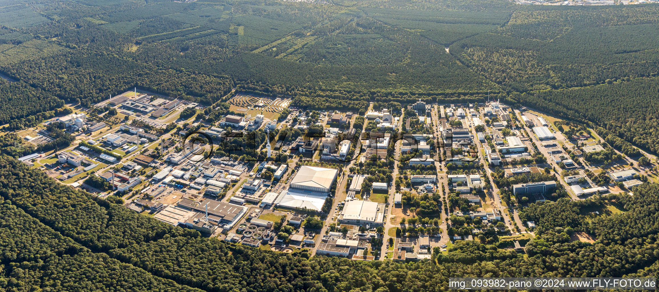 Vue aérienne de Perspective panoramique Campus University KIT - Campus Nord (ancien centre de recherche nucléaire de Karlsruhe) dans le Haardtwald à le quartier Leopoldshafen in Eggenstein-Leopoldshafen dans le département Bade-Wurtemberg, Allemagne