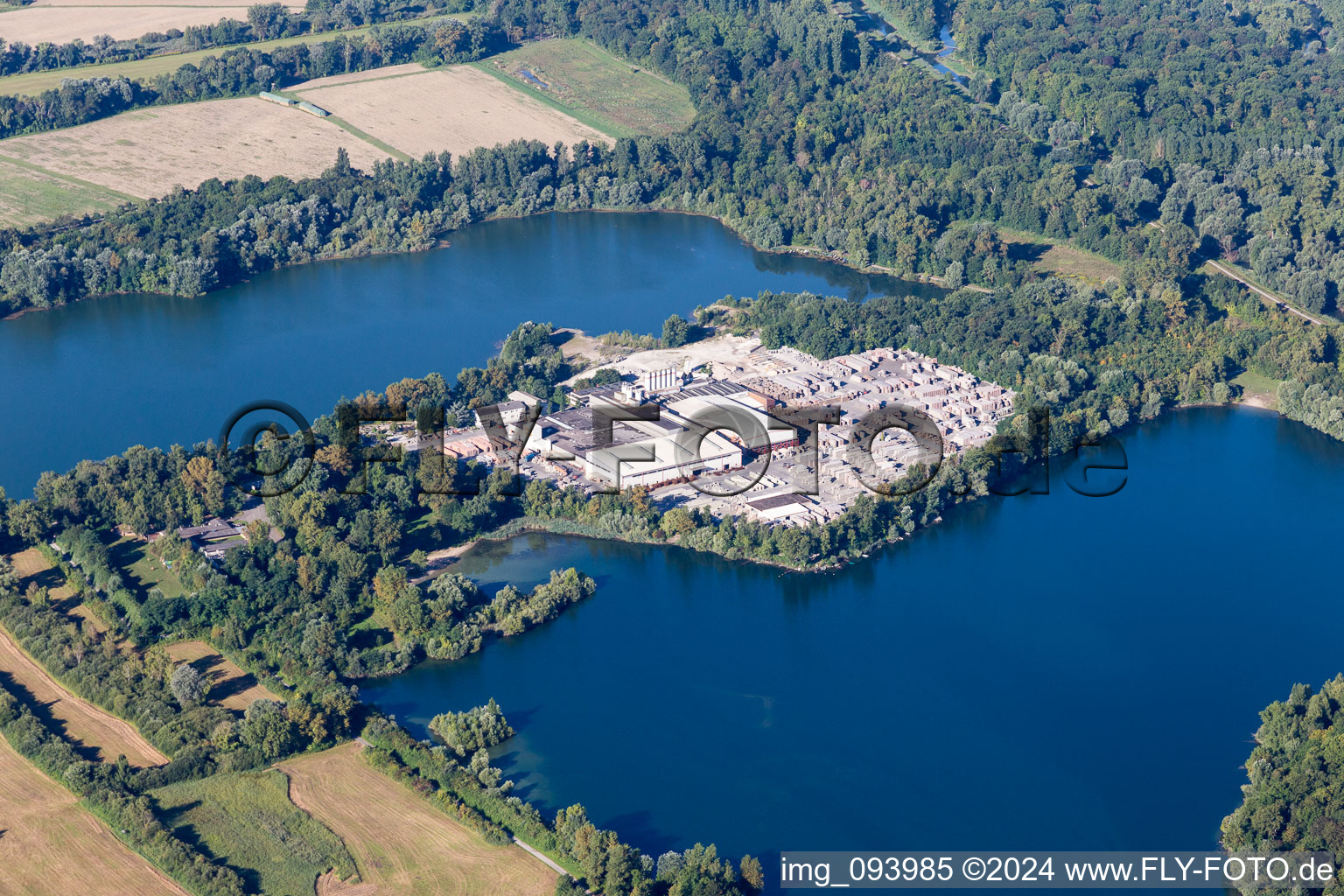 Vue aérienne de Centrale de mélange de béton et de matériaux de construction de Lithonplus GmbH & Co. KG à l'étang de la carrière Fuchs & Gros à le quartier Eggenstein in Eggenstein-Leopoldshafen dans le département Bade-Wurtemberg, Allemagne