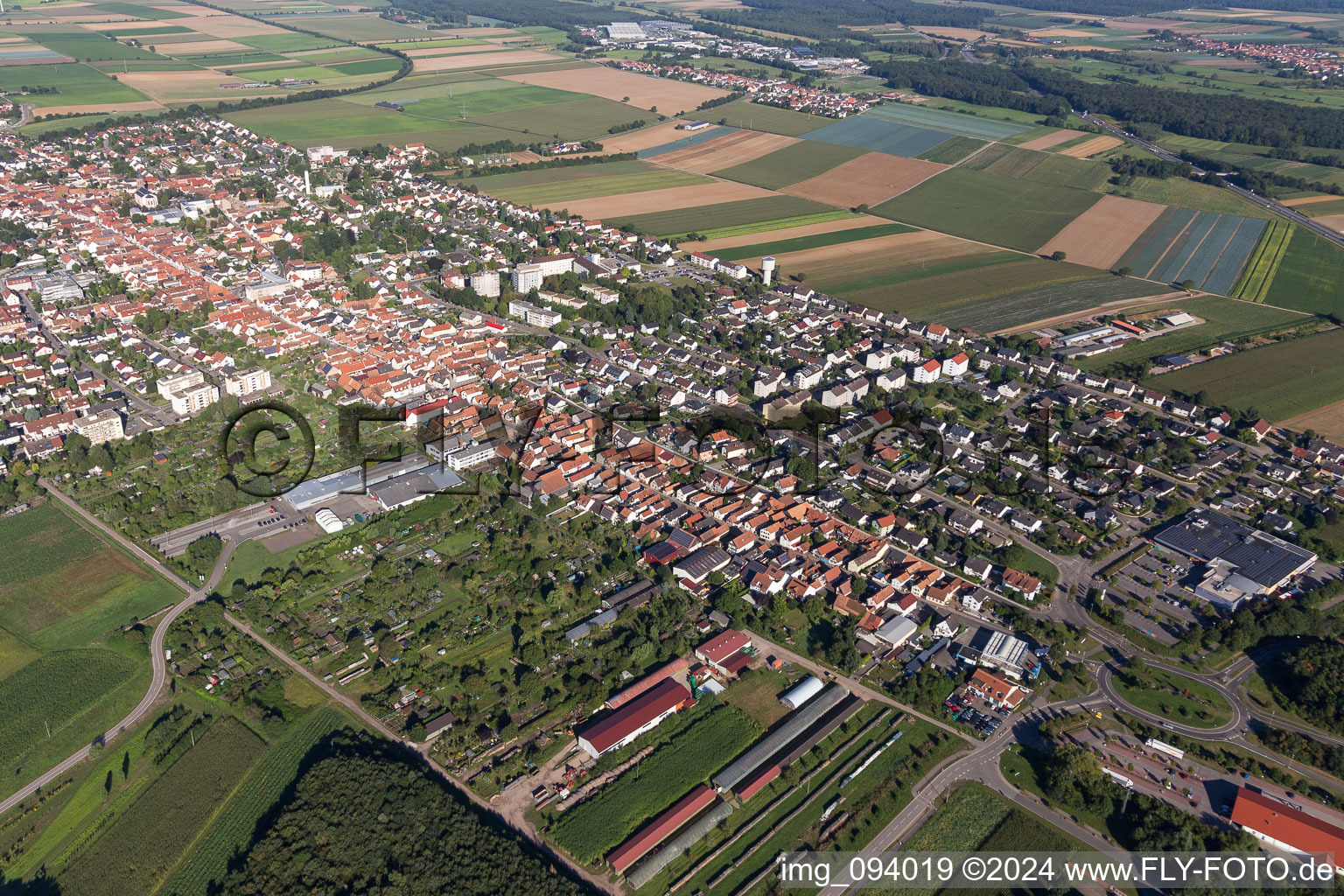 Vue aérienne de Vue des rues et des maisons des quartiers résidentiels à Kandel dans le département Rhénanie-Palatinat, Allemagne