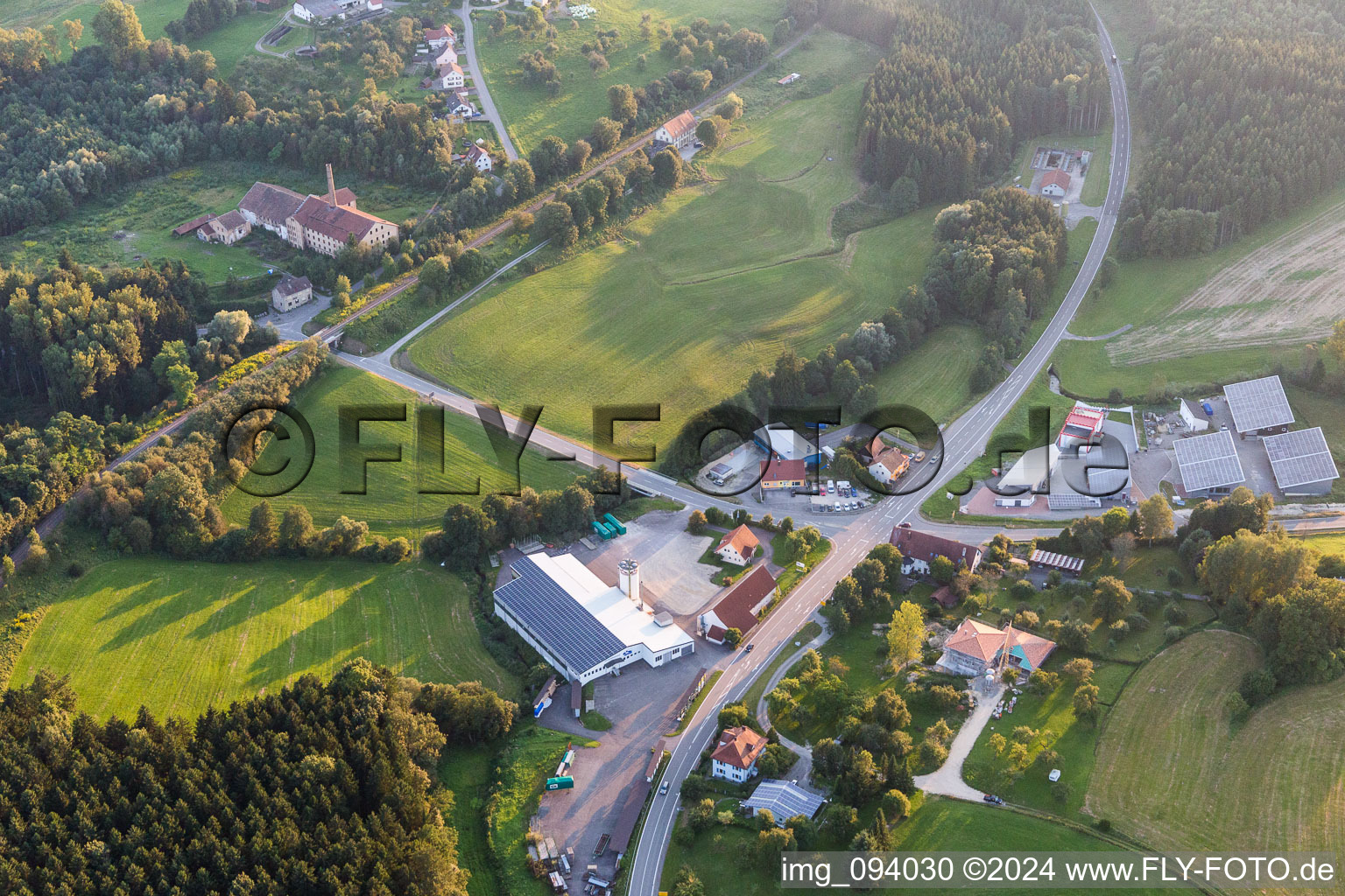 Vue aérienne de Zone industrielle et établissement d'entreprise sur la Bahnhofstrasse avec la technologie publicitaire Folienbär et Holzbau Mühlingen GmbH à le quartier Zoznegg in Mühlingen dans le département Bade-Wurtemberg, Allemagne