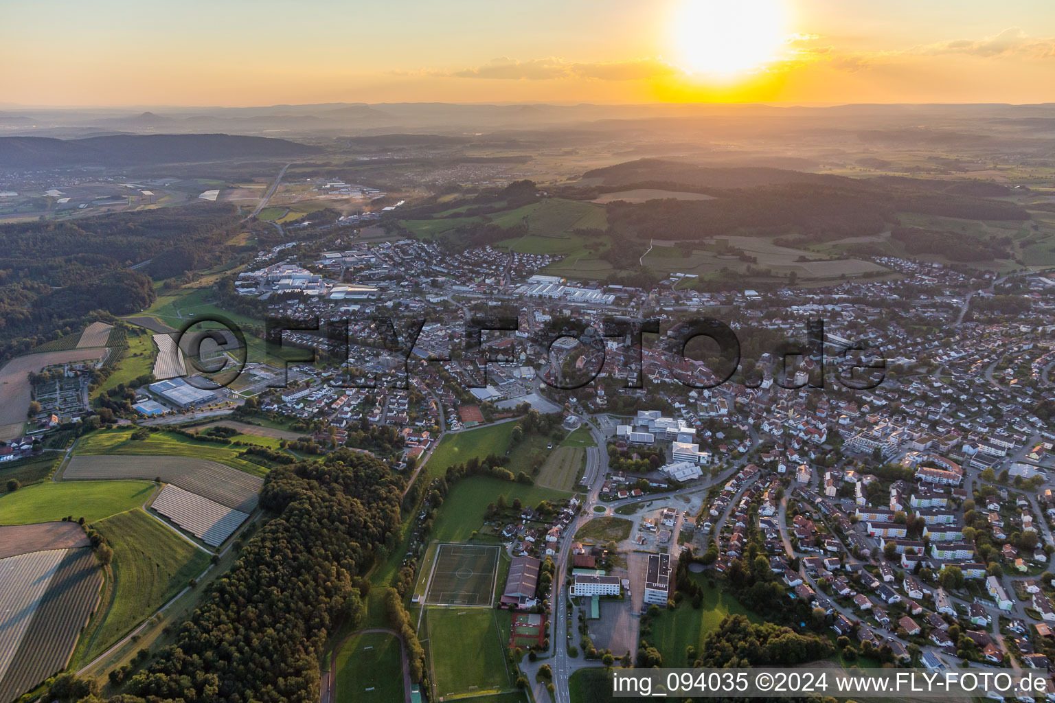 Vue aérienne de Coucher de soleil sur le paysage de Hegau à Stockach dans le département Bade-Wurtemberg, Allemagne