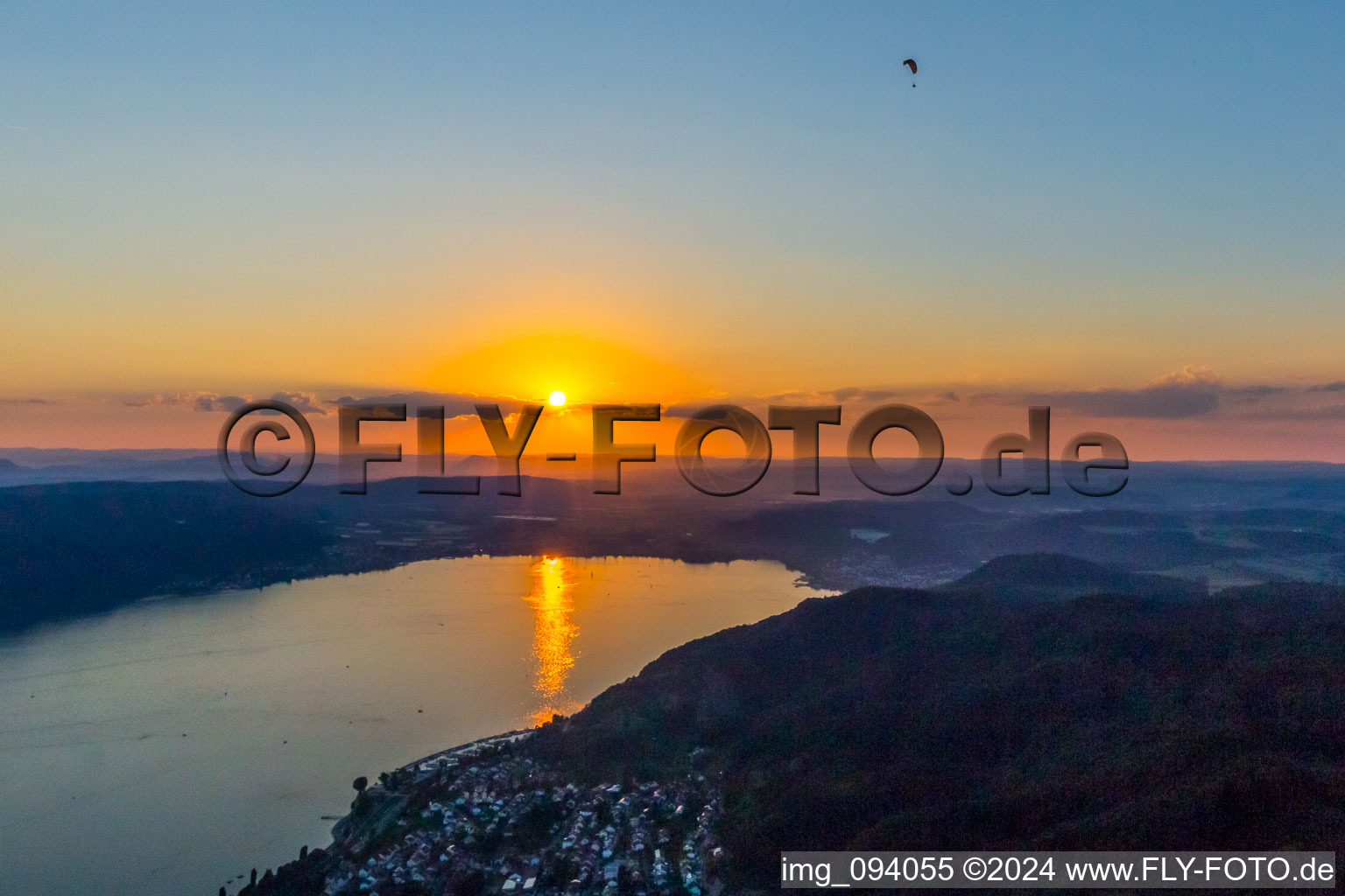 Vue aérienne de Coucher de soleil en parapente près de Sipplingen/lac de Constance à le quartier Bodman in Bodman-Ludwigshafen dans le département Bade-Wurtemberg, Allemagne