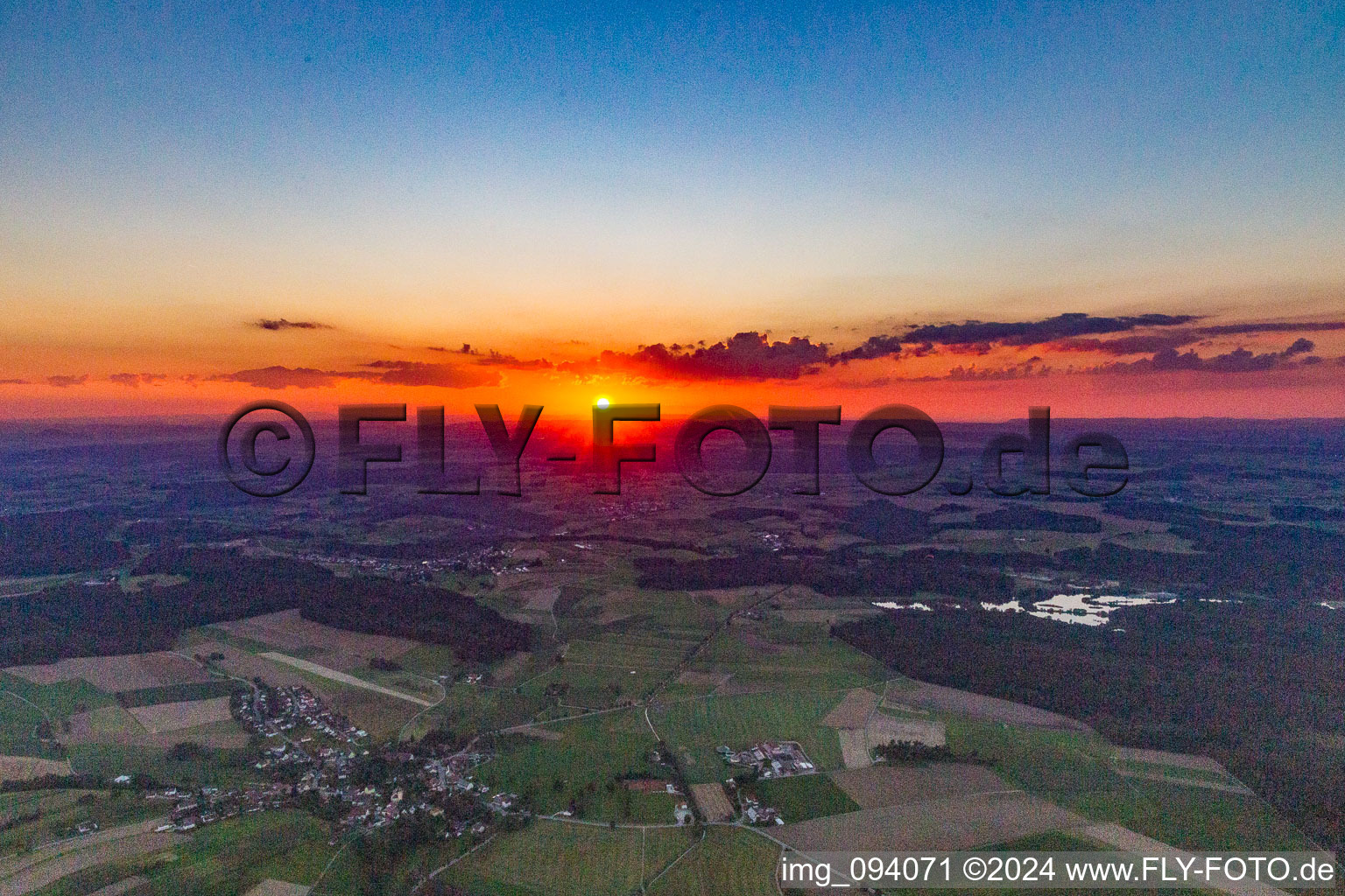 Vue aérienne de Coucher de soleil à le quartier Mindersdorf in Hohenfels dans le département Bade-Wurtemberg, Allemagne