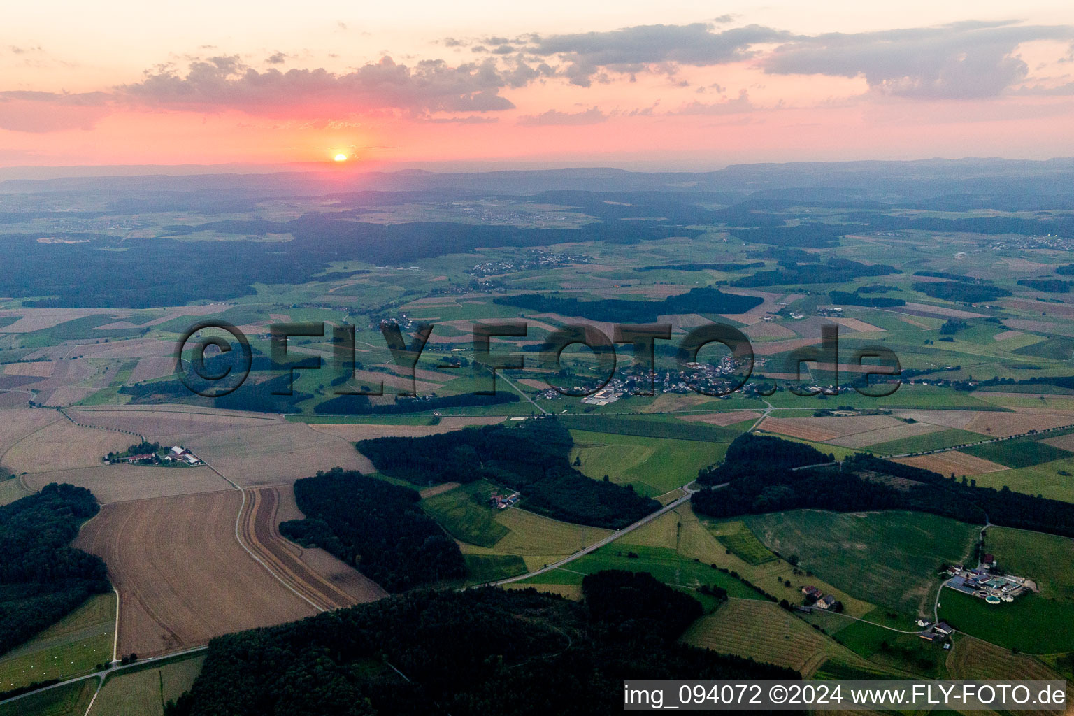 Vue aérienne de Coucher de soleil sur le paysage de Hegau à le quartier Boll in Sauldorf dans le département Bade-Wurtemberg, Allemagne