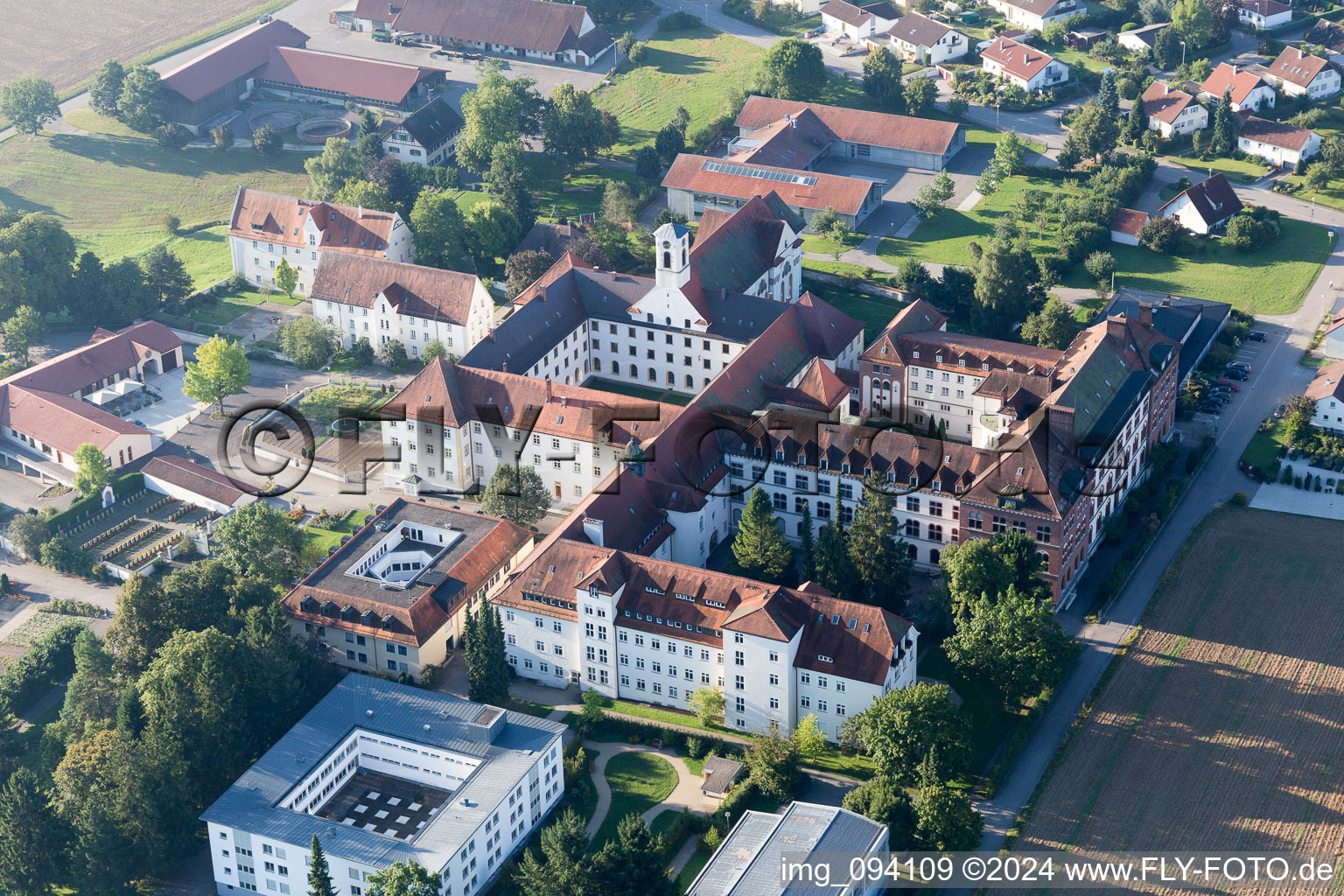 Vue aérienne de Monastère de Siessen et église paroissiale Saint-Marc à Bad Saulgau dans le département Bade-Wurtemberg, Allemagne