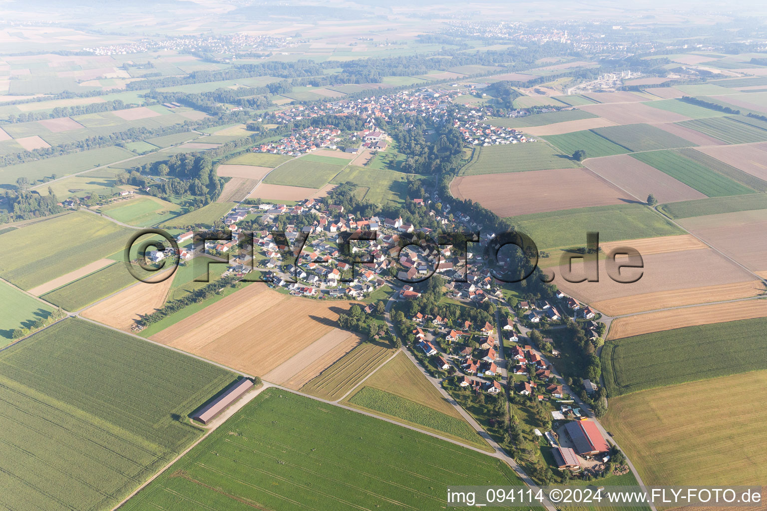 Vue aérienne de Vue des rues et des maisons des quartiers résidentiels à le quartier Erisdorf in Ertingen dans le département Bade-Wurtemberg, Allemagne