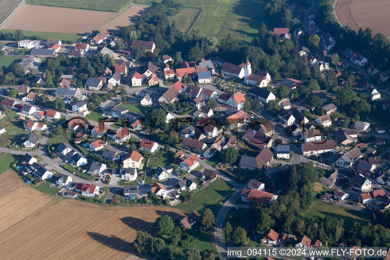 Vue aérienne de Vue des rues et des maisons des quartiers résidentiels à le quartier Erisdorf in Ertingen dans le département Bade-Wurtemberg, Allemagne