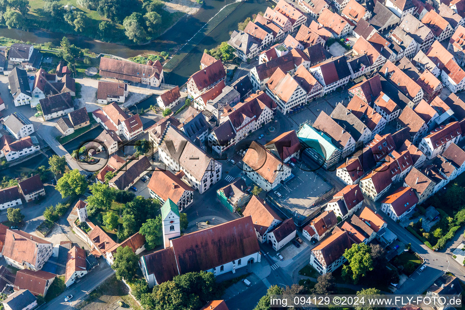 Vue aérienne de Bâtiment d'église au centre du village à Riedlingen dans le département Bade-Wurtemberg, Allemagne