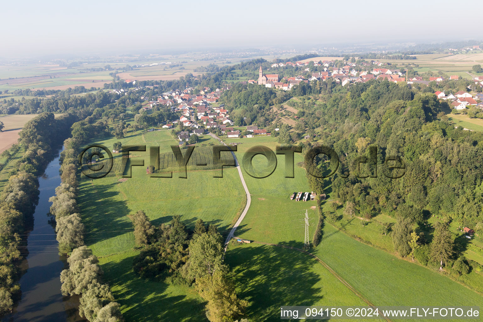 Vue aérienne de Village sur le Danube à le quartier Hundersingen in Herbertingen dans le département Bade-Wurtemberg, Allemagne