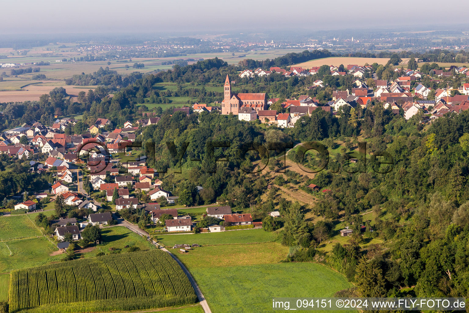 Vue aérienne de Village au-dessus du Danube à le quartier Hundersingen in Herbertingen dans le département Bade-Wurtemberg, Allemagne