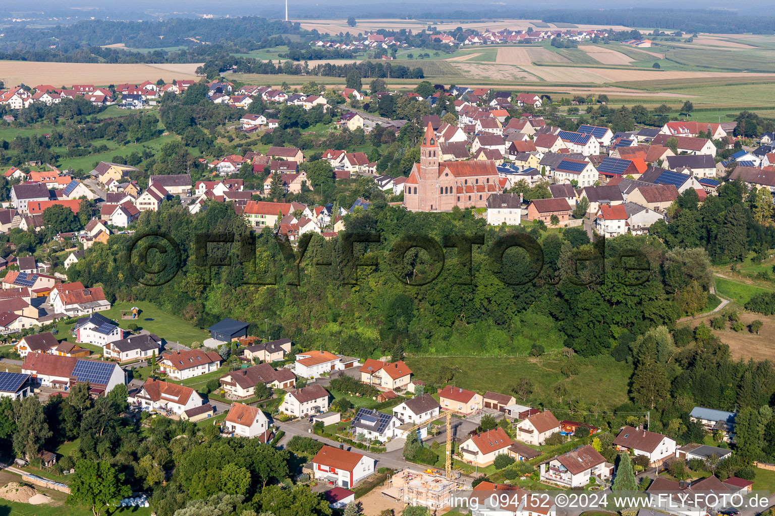 Vue aérienne de Bâtiment d'église au centre du village à le quartier Hundersingen in Herbertingen dans le département Bade-Wurtemberg, Allemagne