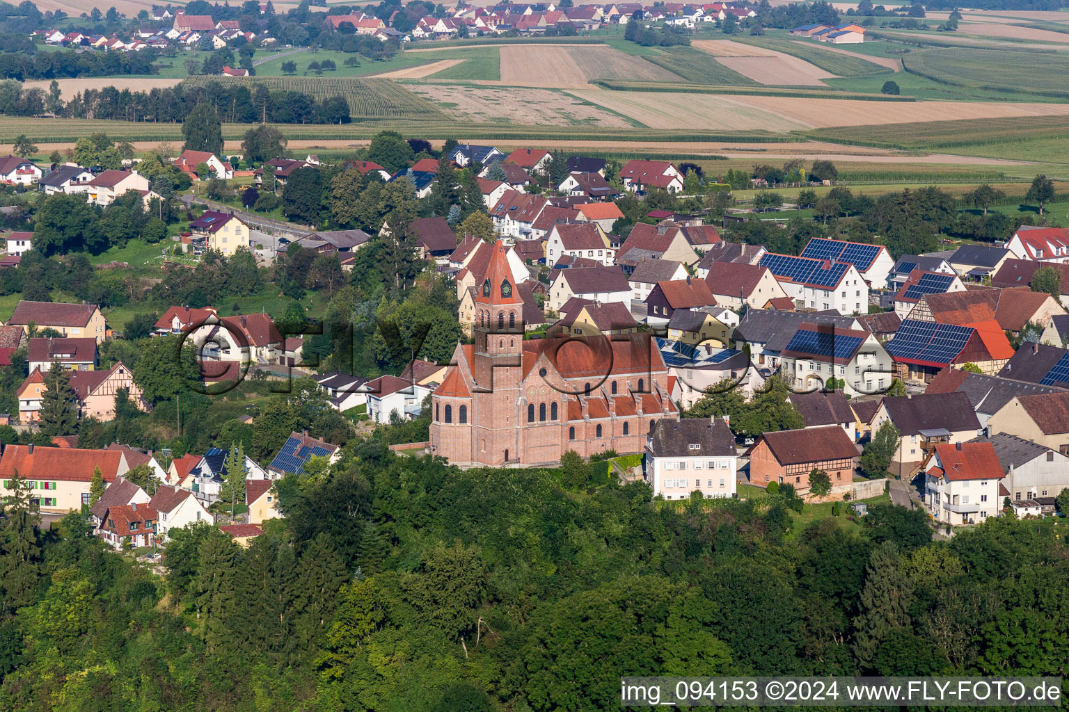 Vue aérienne de Bâtiment d'église au centre du village à le quartier Hundersingen in Herbertingen dans le département Bade-Wurtemberg, Allemagne