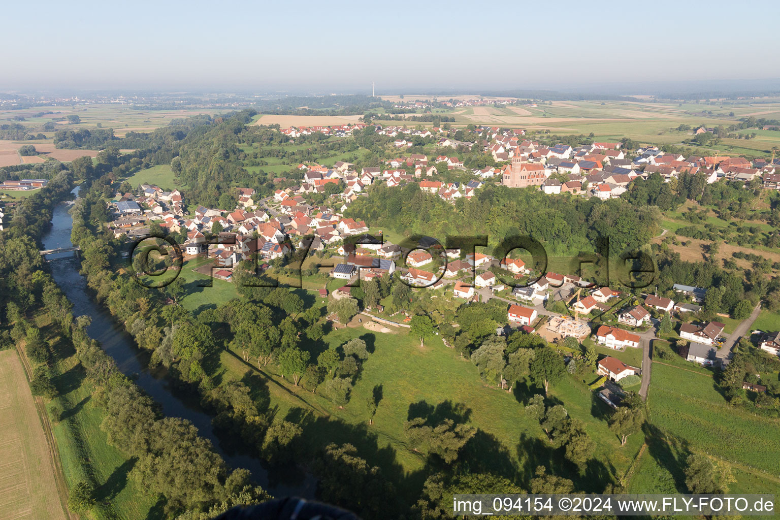 Vue aérienne de Zones fluviales et hautes berges du Danube à Herbertingen dans le département Bade-Wurtemberg, Allemagne