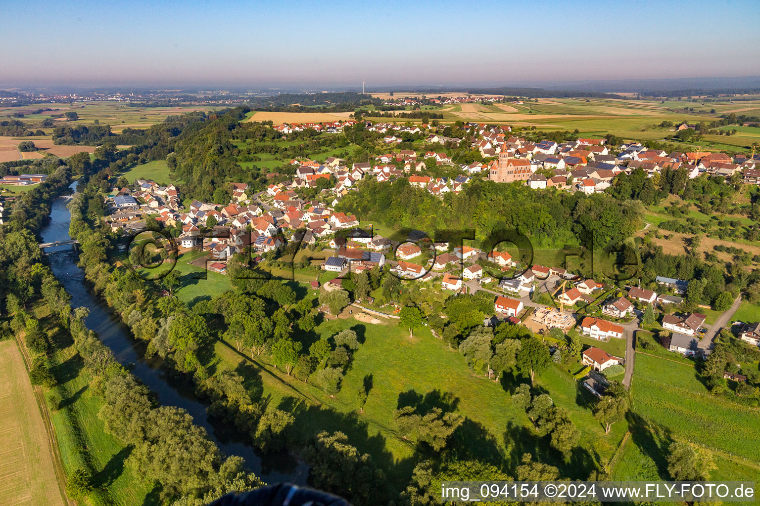 Vue aérienne de Zones fluviales et hautes berges du Danube à le quartier Hundersingen in Herbertingen dans le département Bade-Wurtemberg, Allemagne