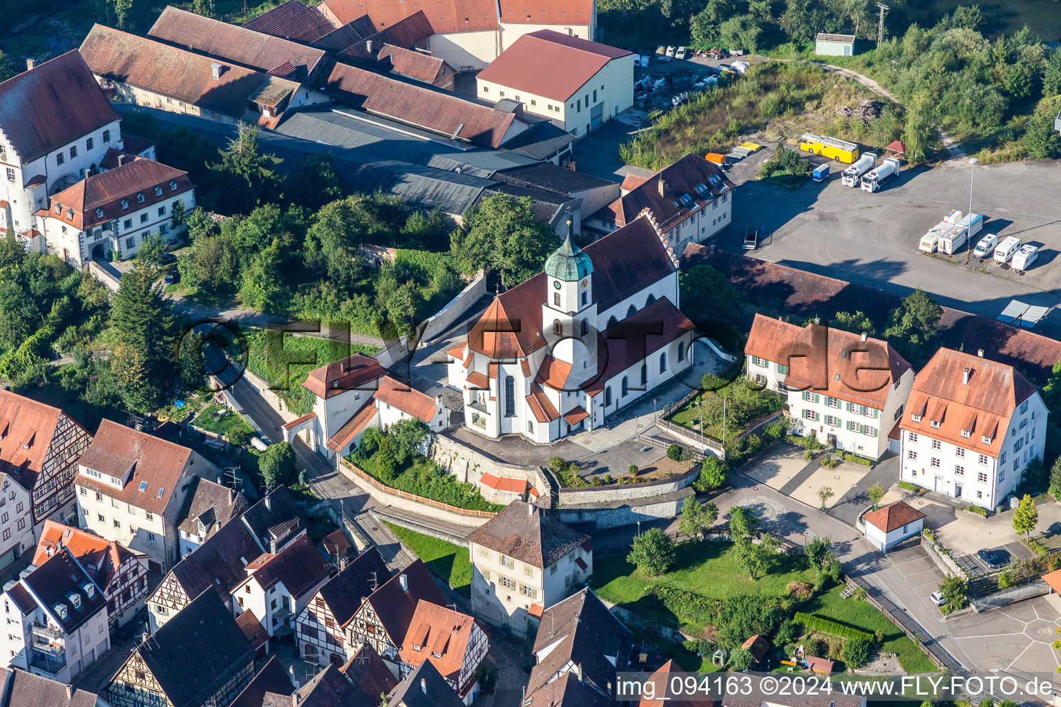 Vue aérienne de Église Saint-Nicolas à Scheer dans le département Bade-Wurtemberg, Allemagne