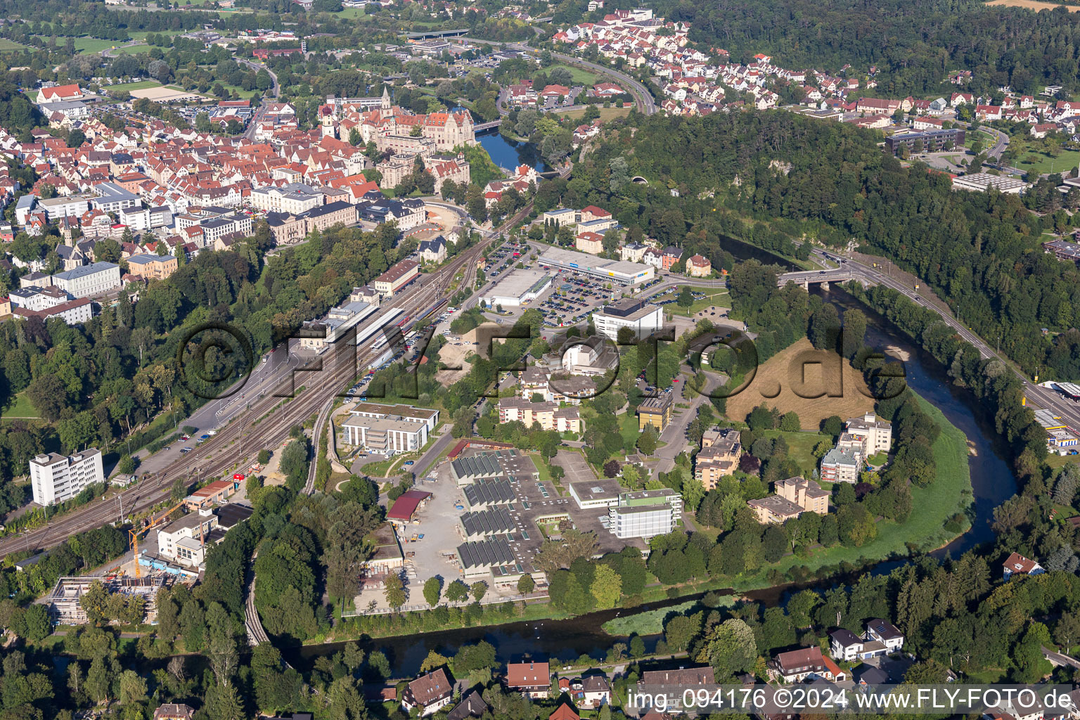 Vue aérienne de Construction de voies et de gares de la Deutsche Bahn sur une boucle du Danube à Sigmaringen dans le département Bade-Wurtemberg, Allemagne