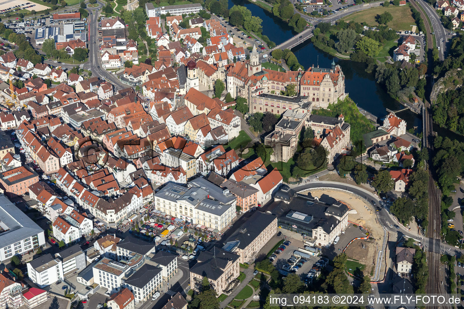 Vue aérienne de Complexe de châteaux de Sigmaringen entre le Danube et la vieille ville de Sigmaringen à Sigmaringen dans le département Bade-Wurtemberg, Allemagne