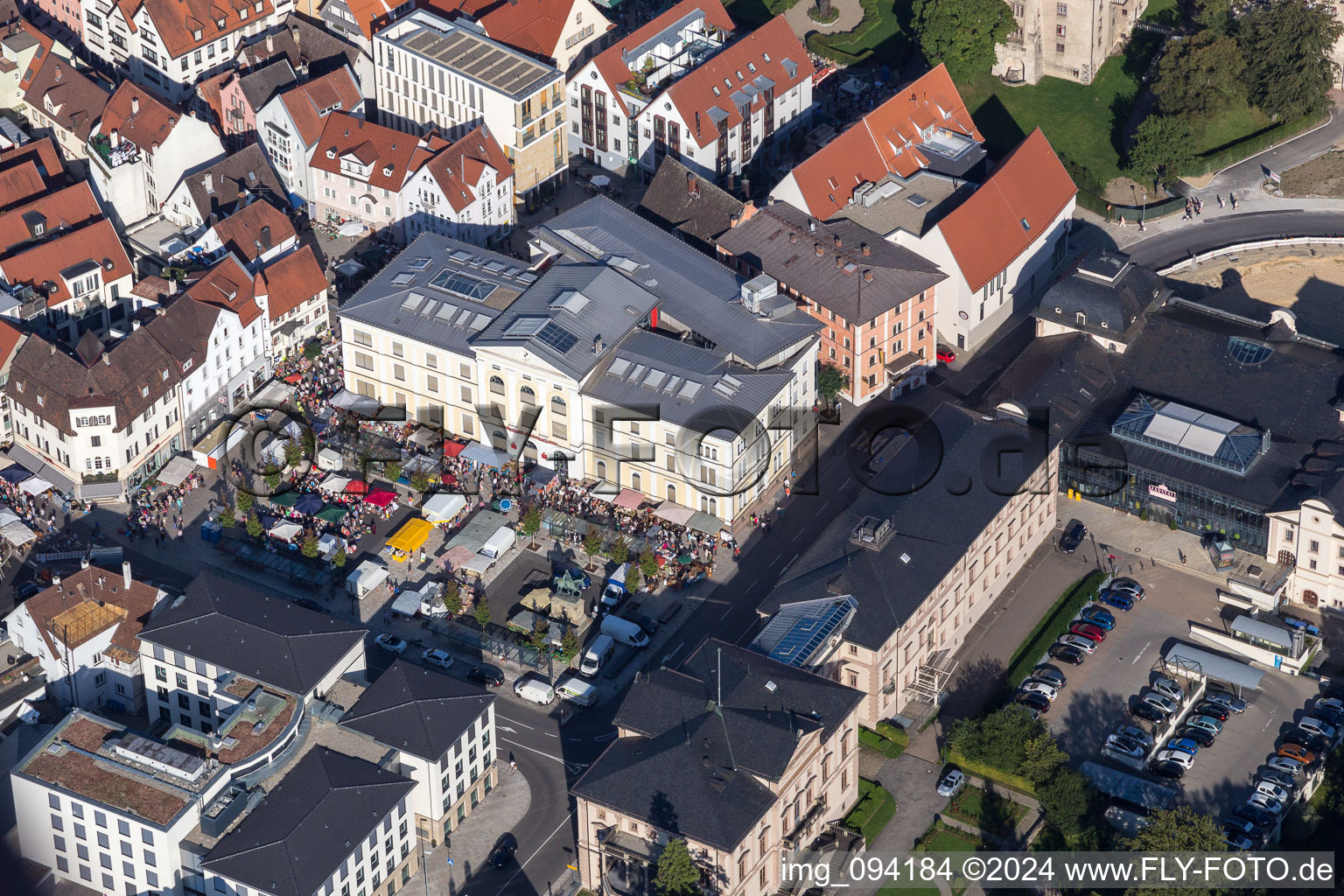 Vue aérienne de Stands de vente, de snacks et de commerce au marché hebdomadaire de la Leopoldplatz à Sigmaringen dans le département Bade-Wurtemberg, Allemagne