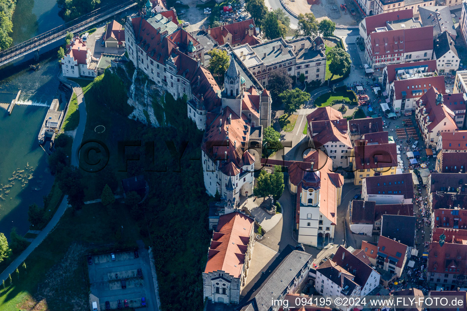 Vue aérienne de Complexe de châteaux de Sigmaringen entre le Danube et la vieille ville de Sigmaringen à Sigmaringen dans le département Bade-Wurtemberg, Allemagne