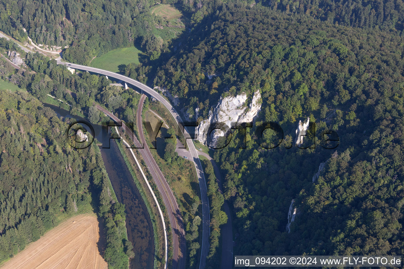 Vue aérienne de Aménagement ferroviaire et routier de la structure du pont pour traverser la rive du Danube à le quartier Unterschmeien in Sigmaringen dans le département Bade-Wurtemberg, Allemagne