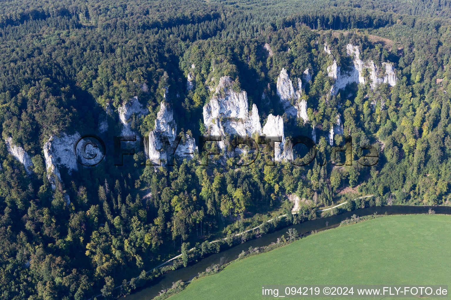 Vue aérienne de Rochers sur la rive escarpée du cours courbe du Danube à Beuron dans le département Bade-Wurtemberg, Allemagne