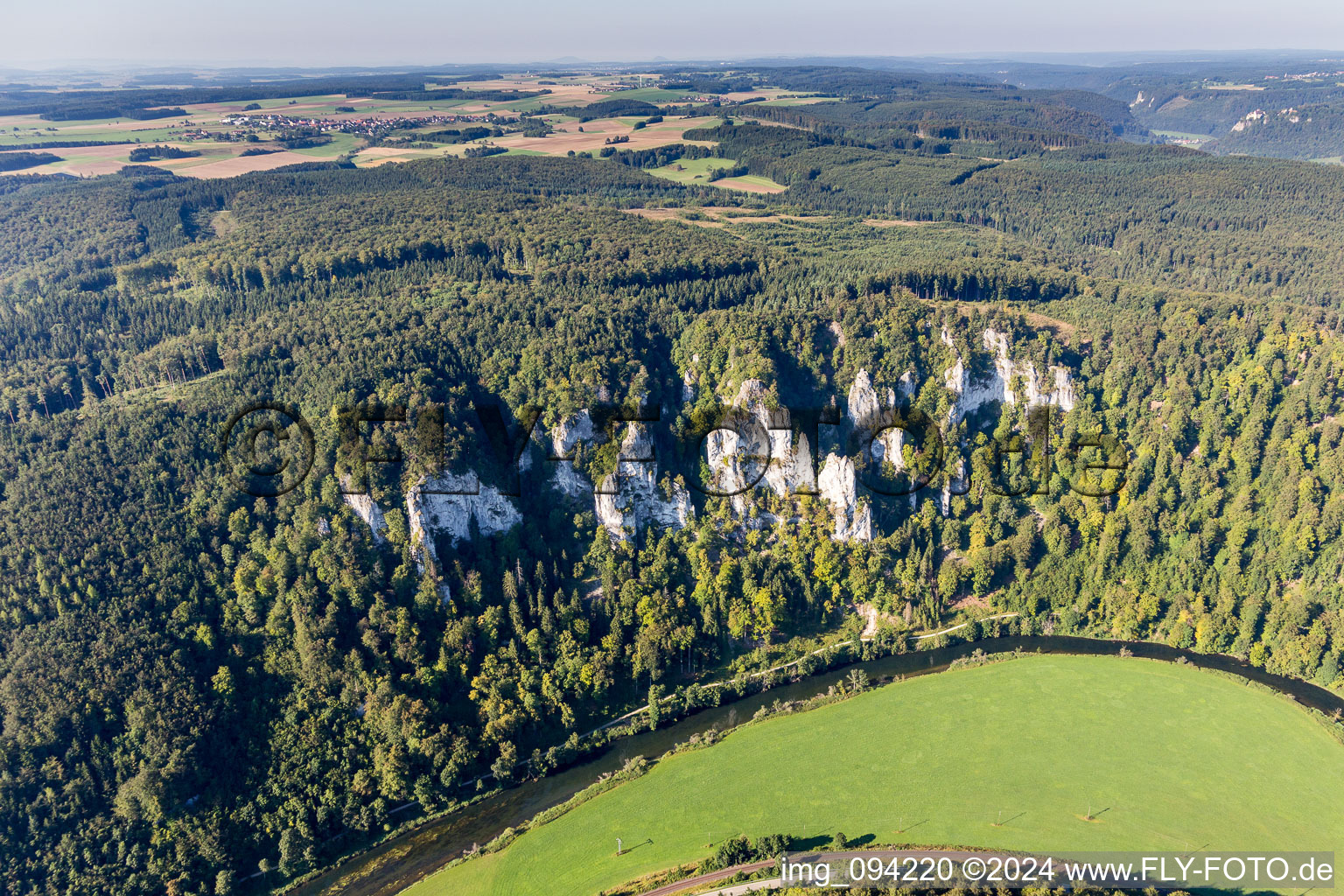 Vue aérienne de Rochers sur la rive escarpée du cours courbe du Danube à le quartier Neidingen in Beuron dans le département Bade-Wurtemberg, Allemagne