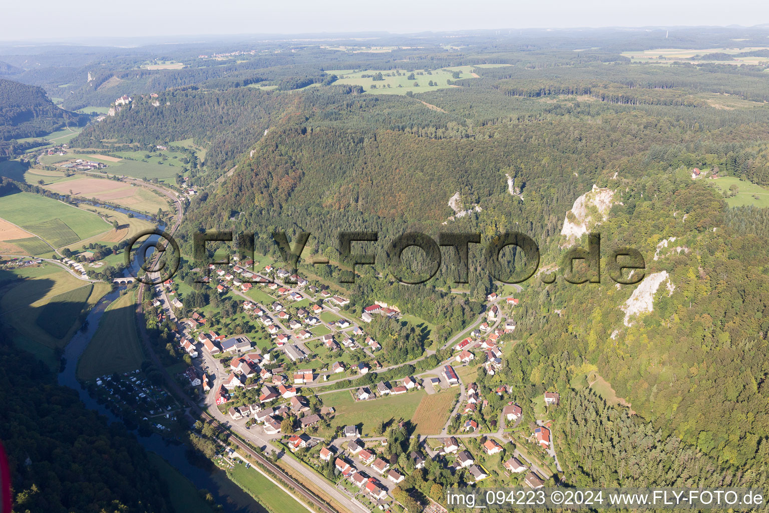 Vue aérienne de Du nord-est à le quartier Hausen im Tal in Beuron dans le département Bade-Wurtemberg, Allemagne