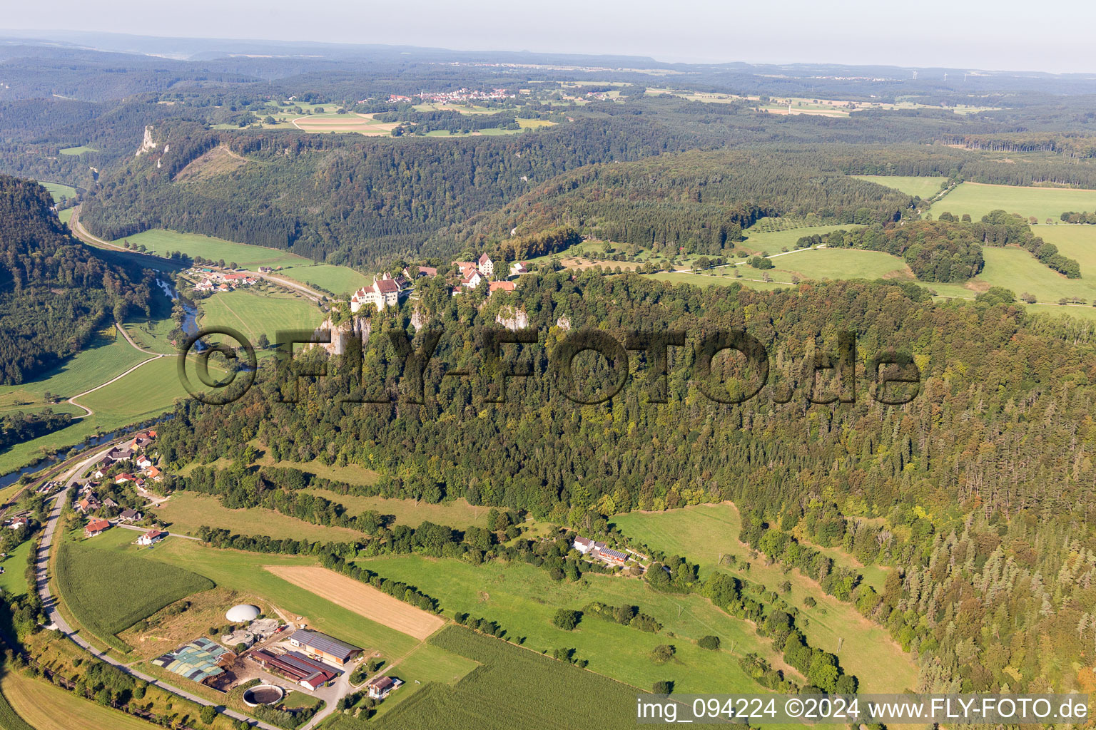 Vue aérienne de Ruines et vestiges du mur de l'ancien château Hausen im Tal au-dessus de la vallée du Danube à le quartier Hausen im Tal in Beuron dans le département Bade-Wurtemberg, Allemagne