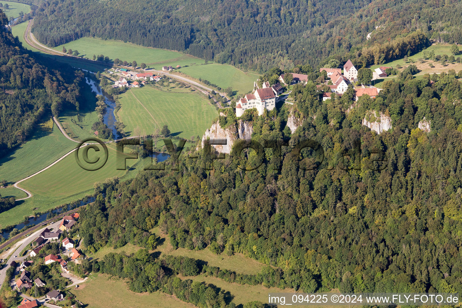 Vue aérienne de Ruines et vestiges du mur de l'ancien château Hausen im Tal au-dessus de la vallée du Danube à le quartier Hausen im Tal in Beuron dans le département Bade-Wurtemberg, Allemagne