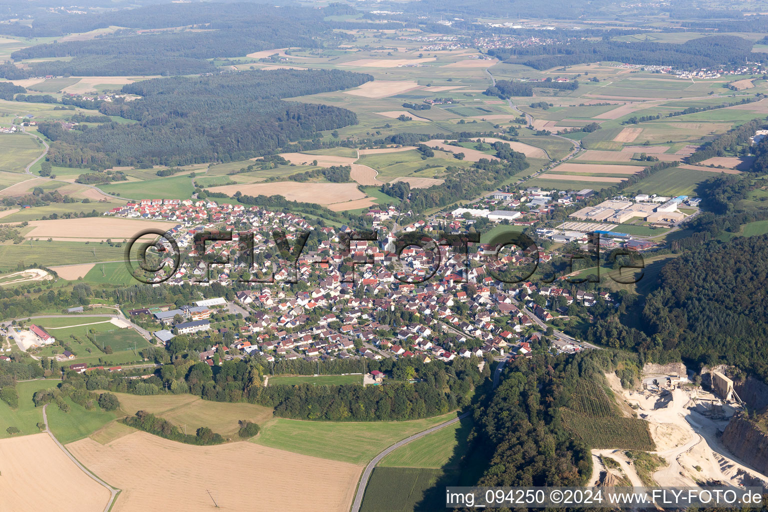 Vue aérienne de Champs agricoles et surfaces utilisables à Eigeltingen dans le département Bade-Wurtemberg, Allemagne