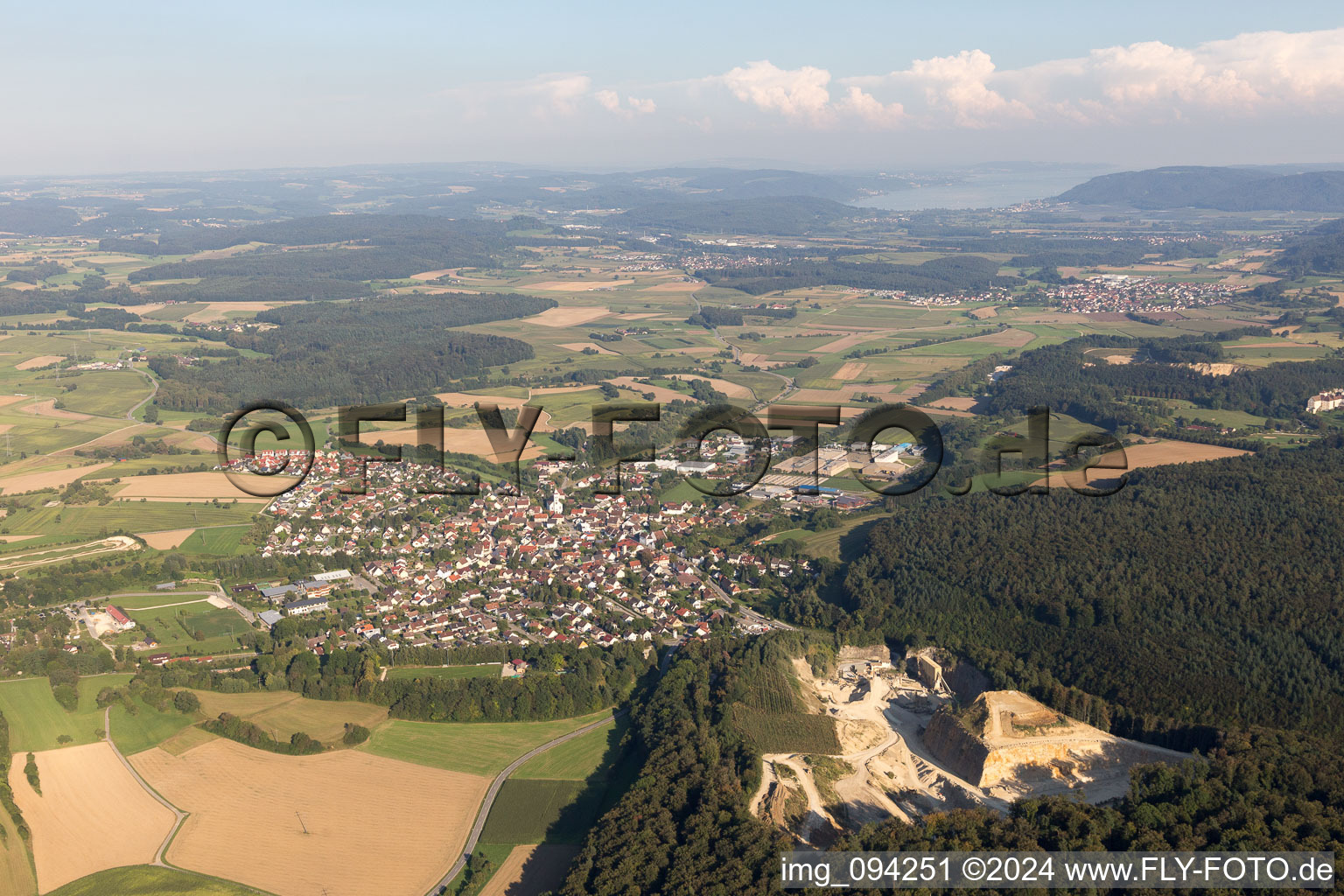 Vue aérienne de Champs agricoles et surfaces utilisables à Eigeltingen dans le département Bade-Wurtemberg, Allemagne