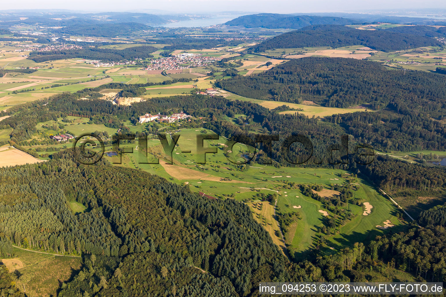 Vue aérienne de Château de Langenstein, terrain de golf The Country Club à Orsingen-Nenzingen dans le département Bade-Wurtemberg, Allemagne