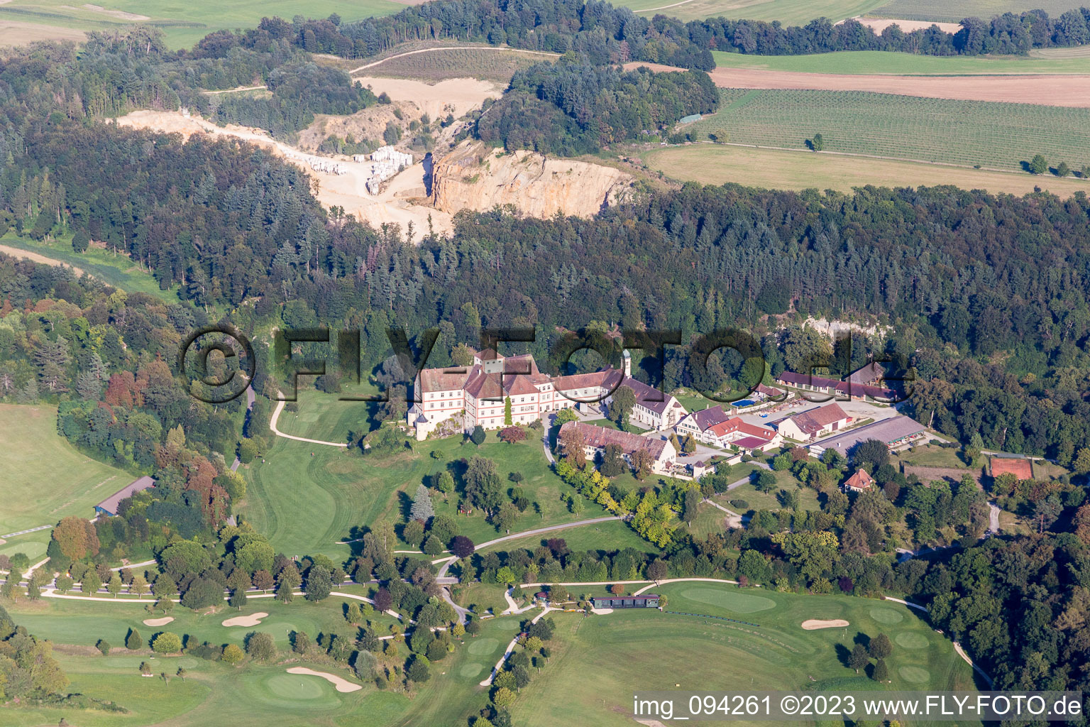 Vue oblique de Site du terrain de golf Schloss Langenstein - le country club du quartier d'Orsingen à Orsingen-Nenzingen dans le département Bade-Wurtemberg, Allemagne