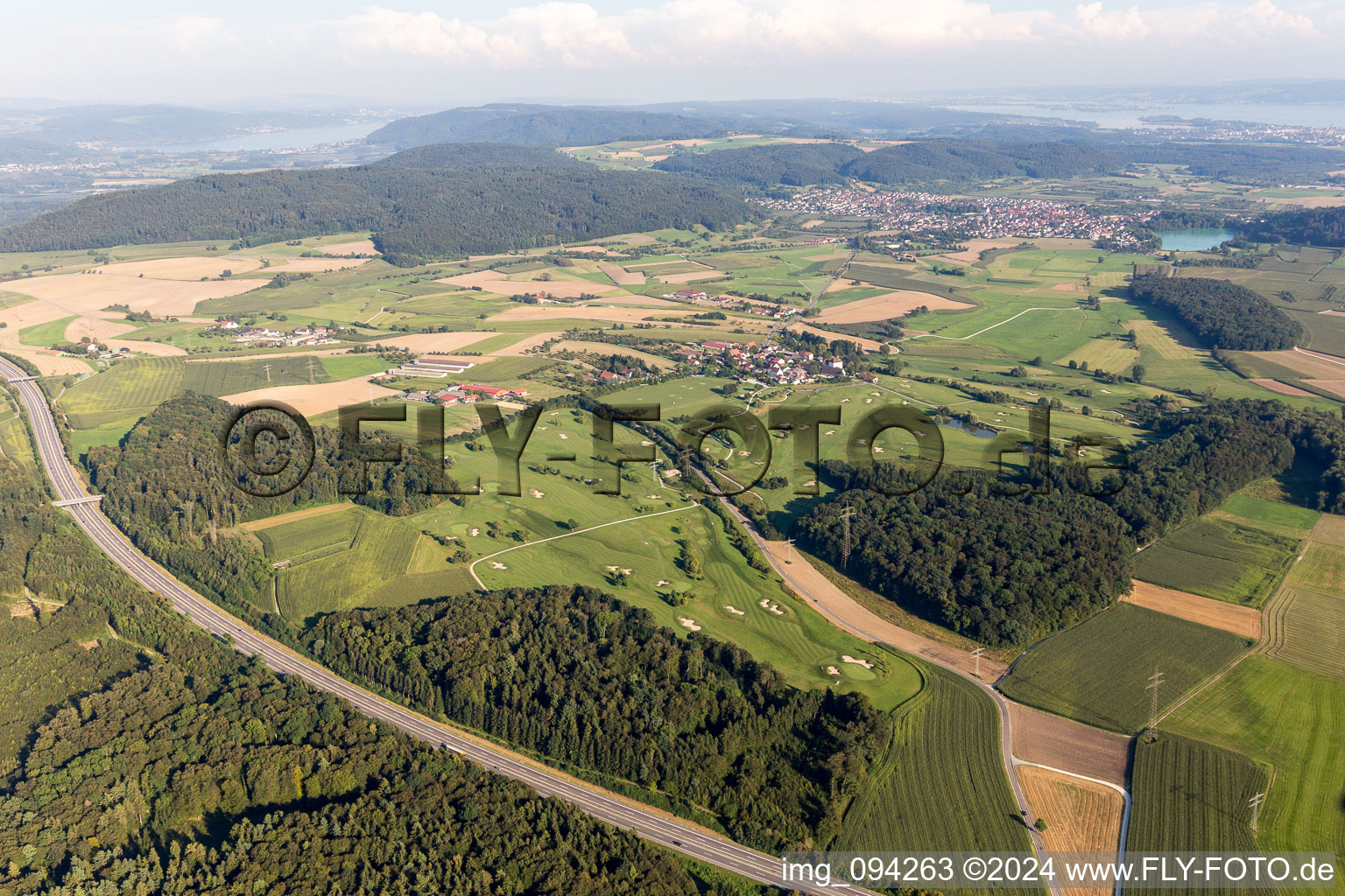 Vue aérienne de Terrain du parcours de golf Golfclub Steisslingen eV au bord du lac de Constance à le quartier Wiechs in Steißlingen dans le département Bade-Wurtemberg, Allemagne