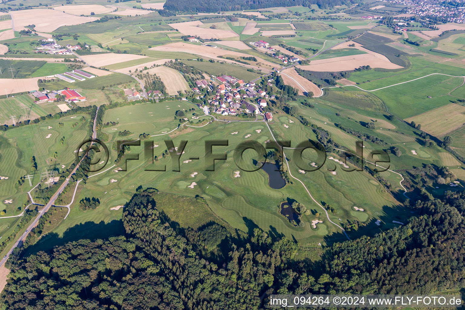 Vue aérienne de Aire du terrain de golf GOLFPLATZ STEISSLINGEN GMBH à Steißlingen dans le département Bade-Wurtemberg, Allemagne