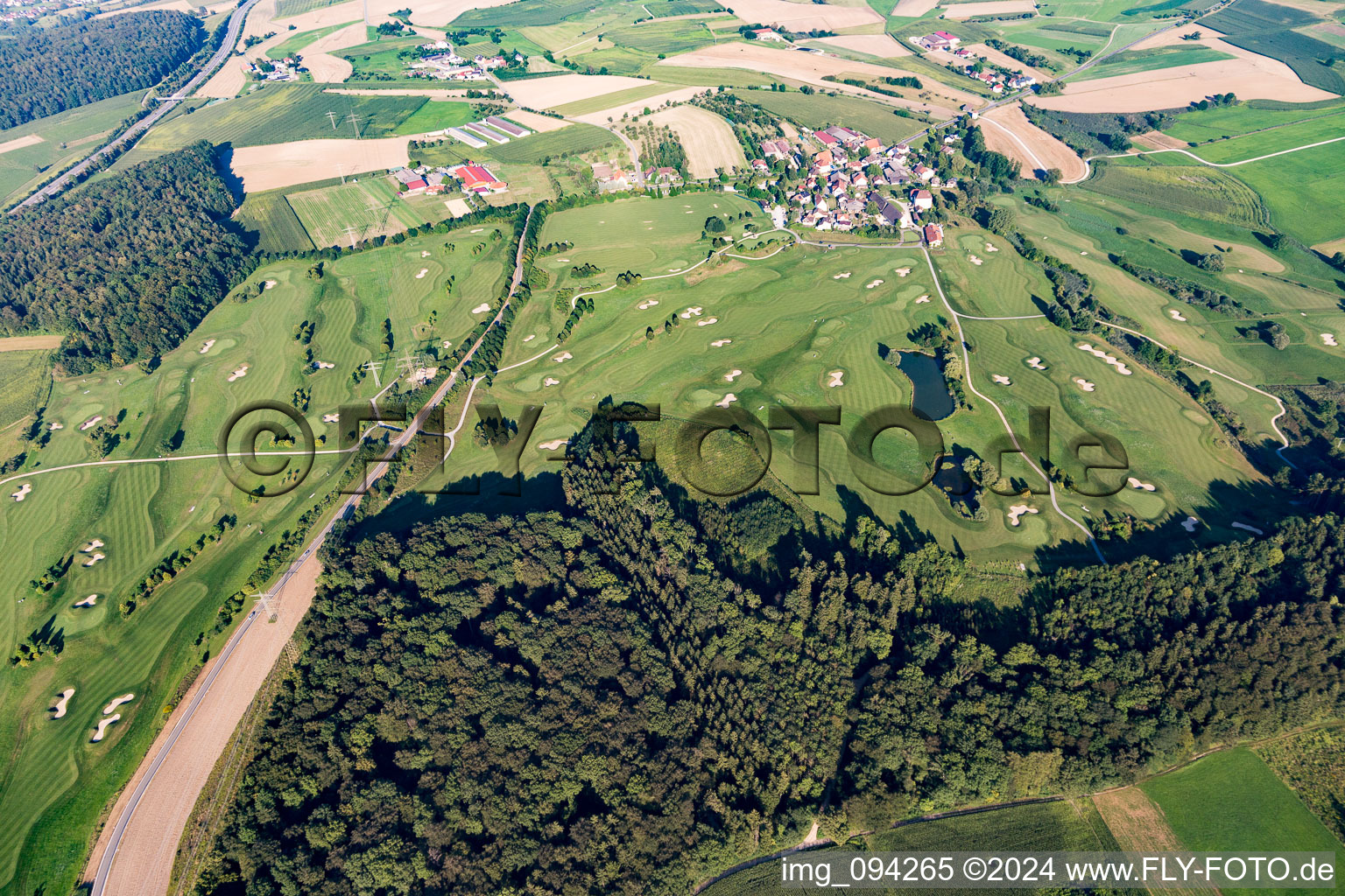 Vue aérienne de Aire du terrain de golf GOLFPLATZ STEISSLINGEN GMBH à Steißlingen dans le département Bade-Wurtemberg, Allemagne