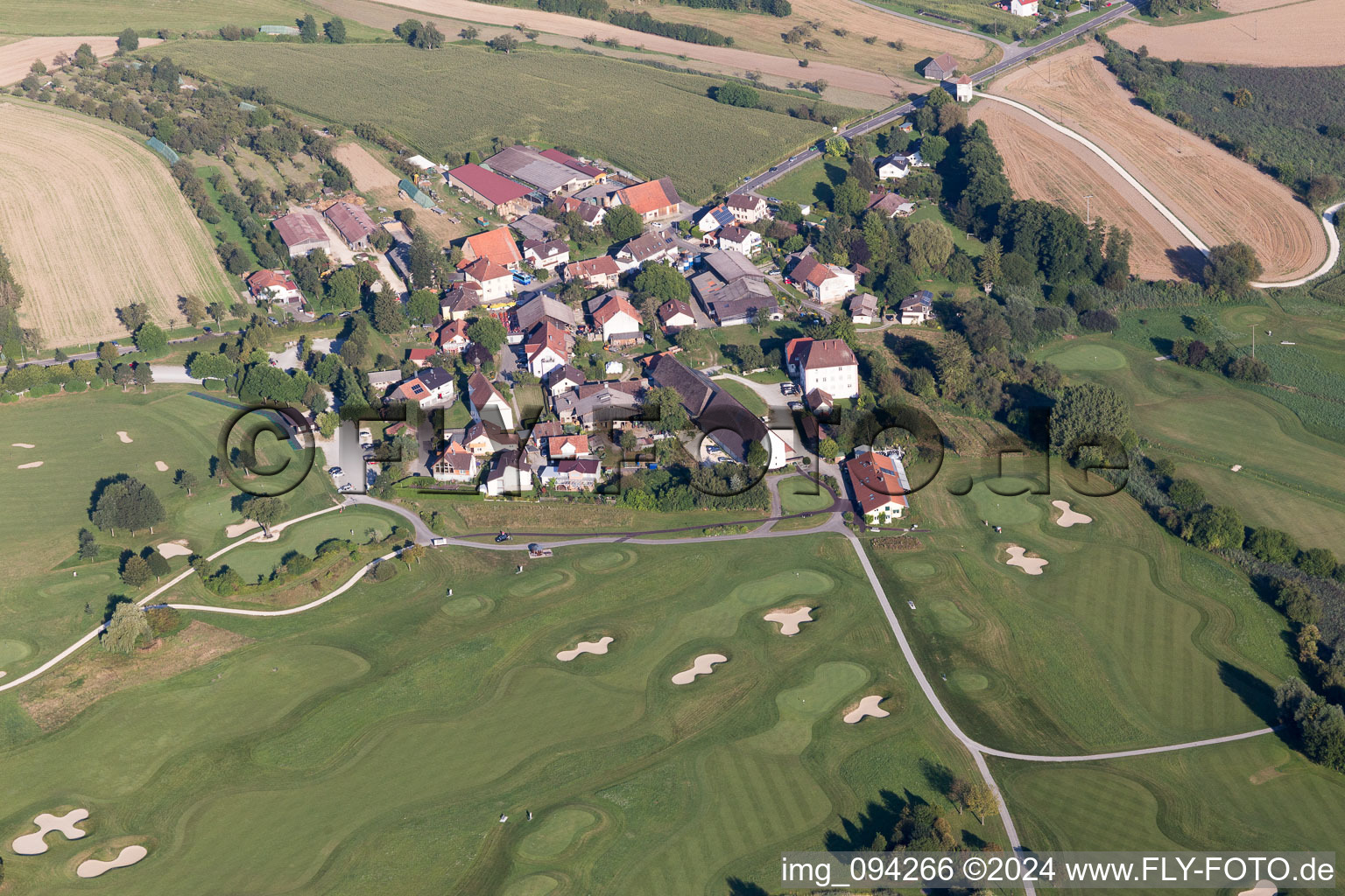 Vue aérienne de Aire du terrain de golf GOLFPLATZ STEISSLINGEN GMBH à Steißlingen dans le département Bade-Wurtemberg, Allemagne