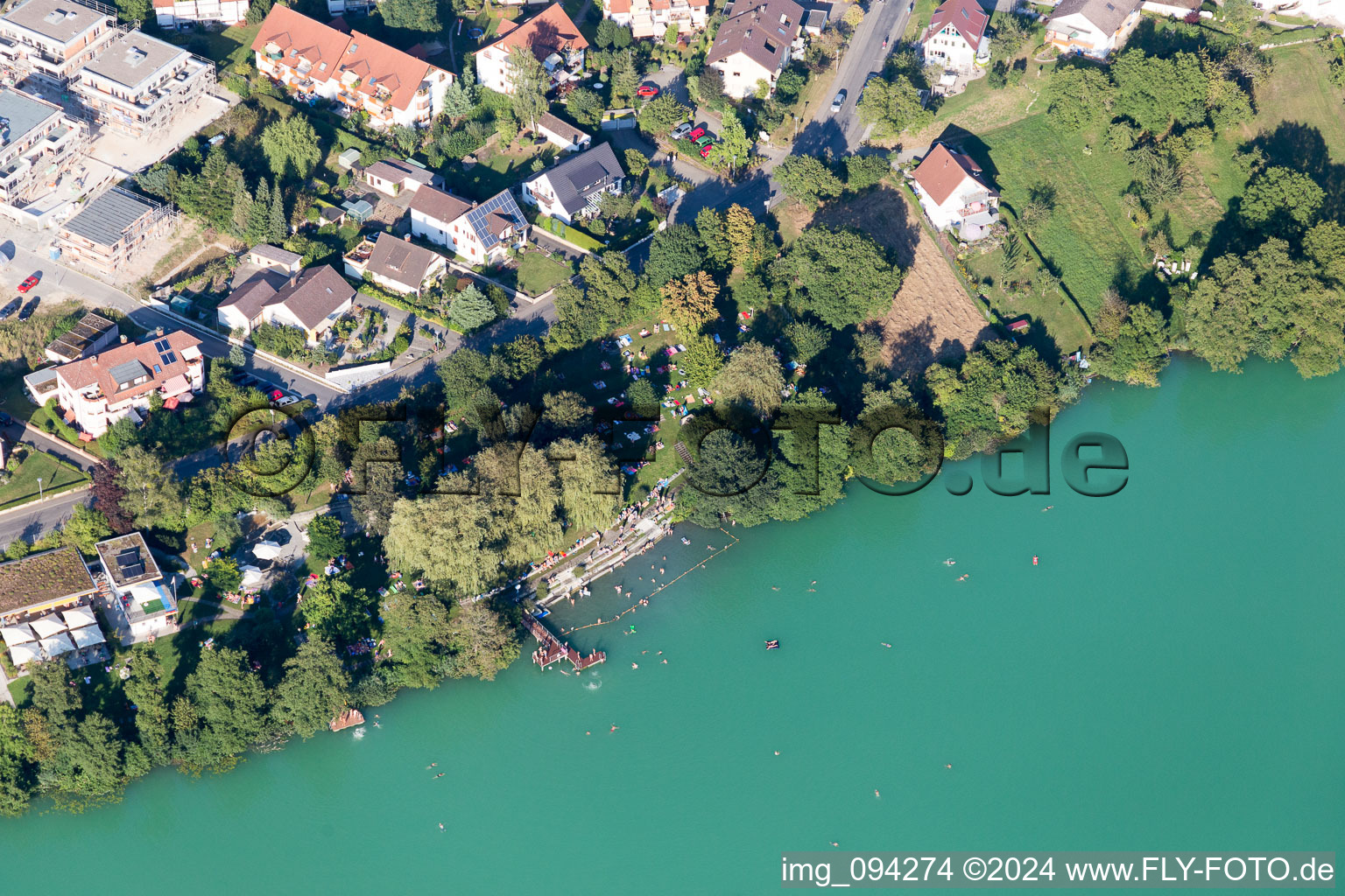 Vue aérienne de Nageurs à la piscine extérieure Steißlingen du Steißlinger See à Steißlingen dans le département Bade-Wurtemberg, Allemagne