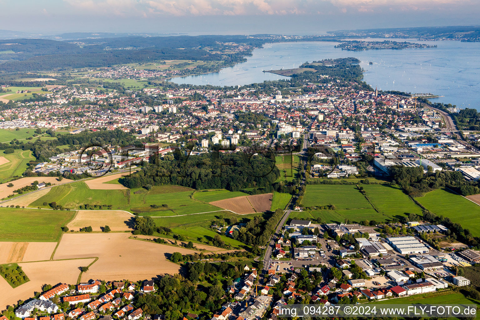 Vue aérienne de Zone riveraine du lac de Constance à Radolfzell am Bodensee dans le département Bade-Wurtemberg, Allemagne