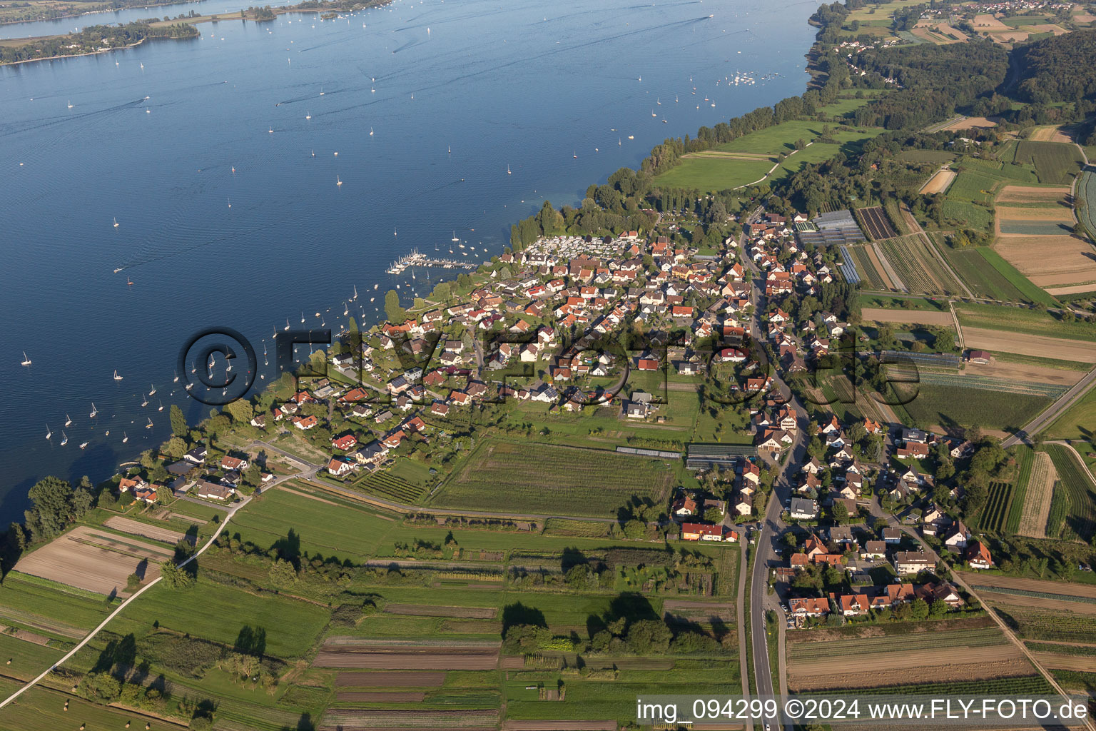 Vue aérienne de Zones riveraines du lac de Constance avec port de plaisance et école de voile à le quartier Iznang in Moos dans le département Bade-Wurtemberg, Allemagne