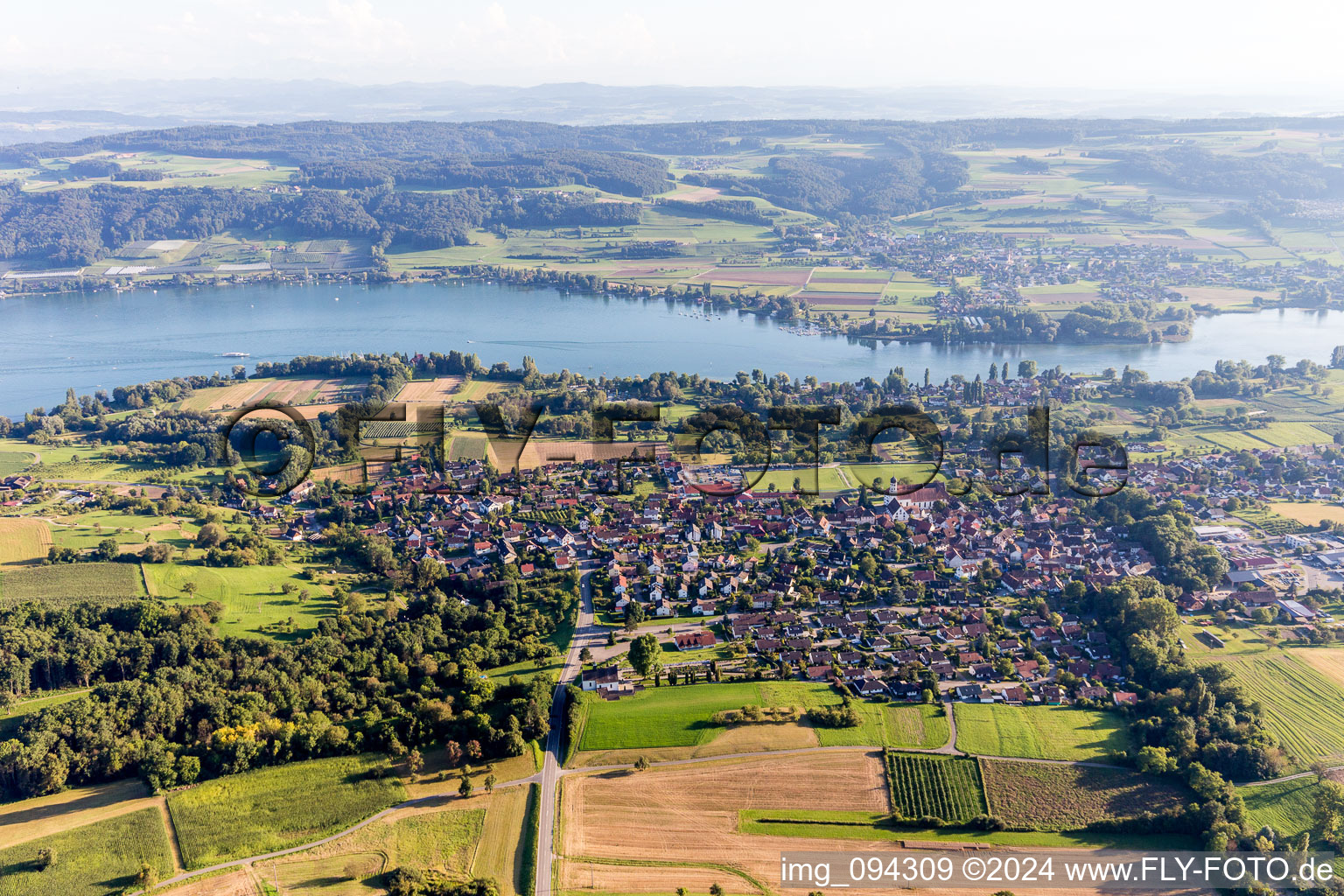 Vue aérienne de Zones riveraines du Rhin et du lac de Constance à le quartier Stiegen in Öhningen dans le département Bade-Wurtemberg, Allemagne